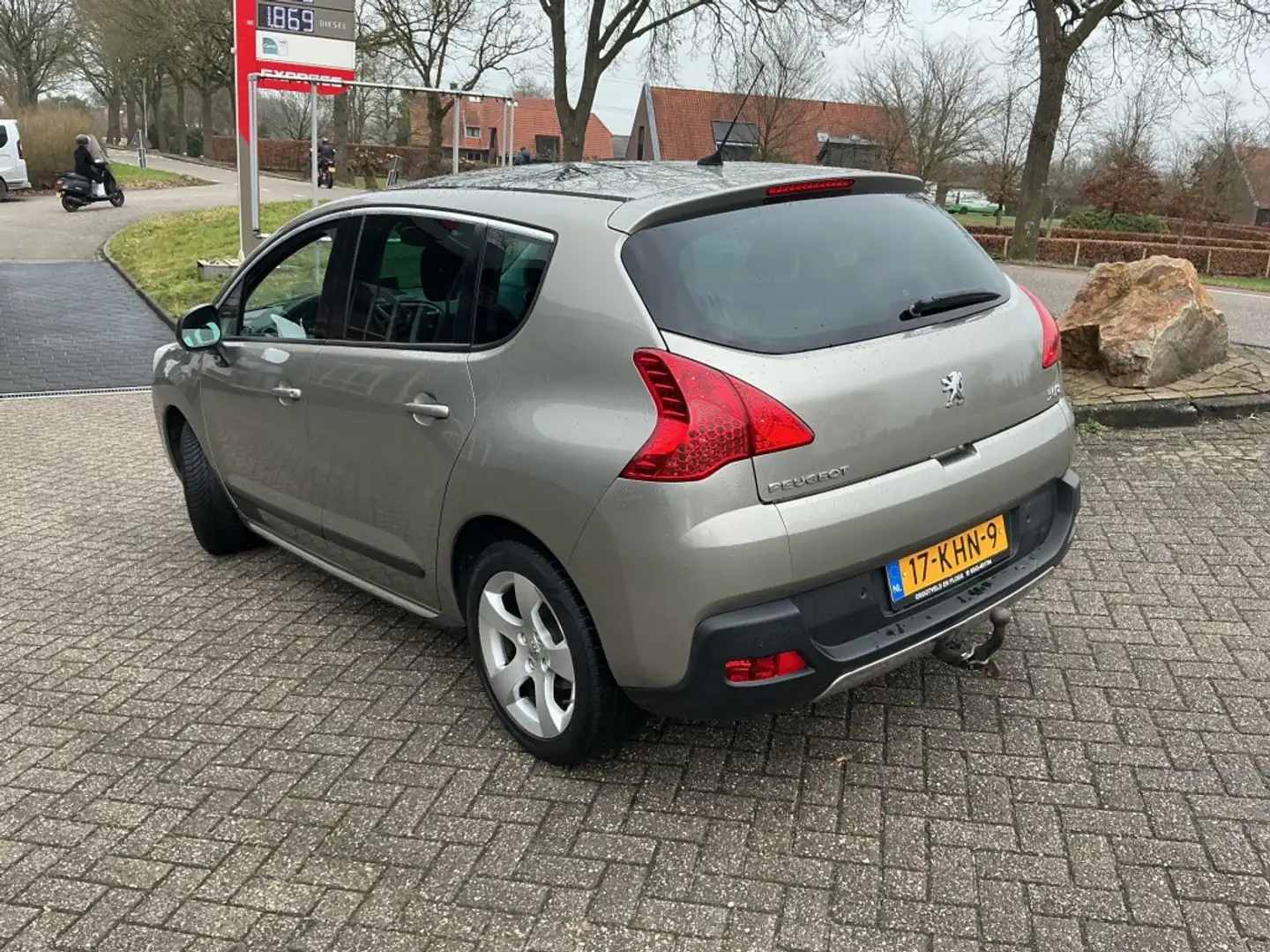 Peugeot 3008 1.6 THP GT Grau - 2