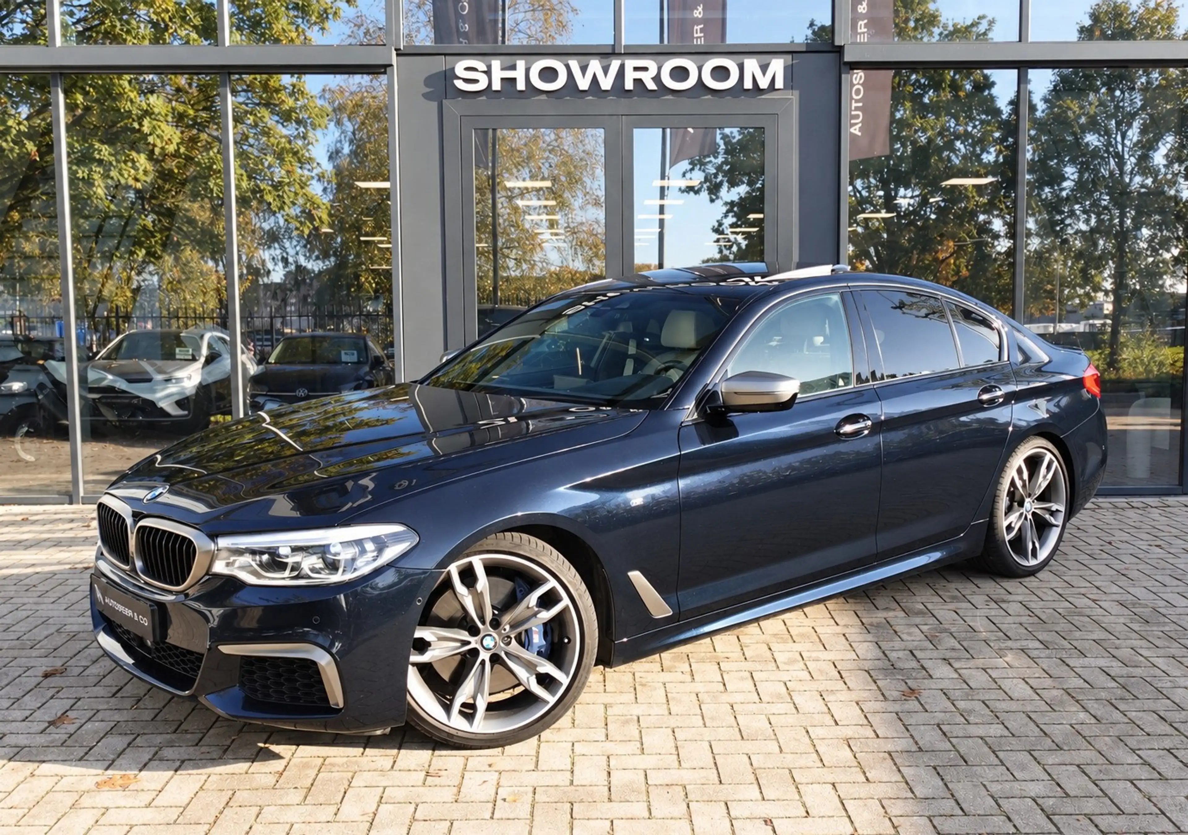 BMW M550 5-serie M550i xDrive PANO HUD HARMAN VOL