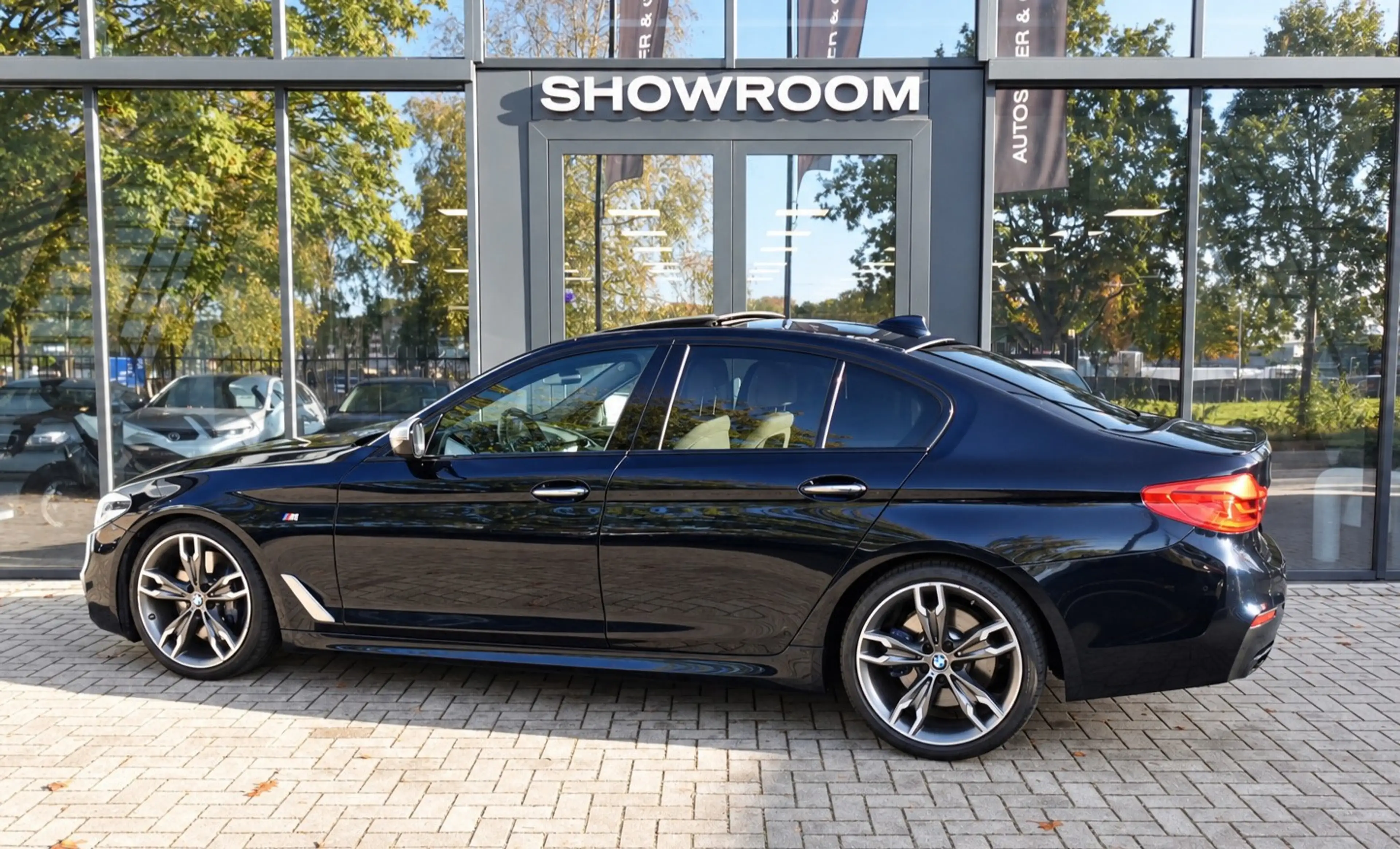 BMW M550 5-serie M550i xDrive PANO HUD HARMAN VOL — photo 2