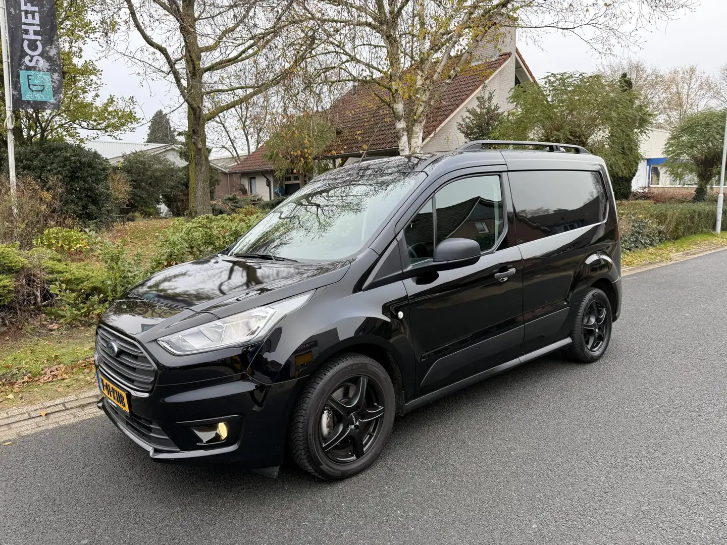 Ford Transit Connect 1.5 TDCI ecoBlue 100PK Navi•Airco Zwart - 1