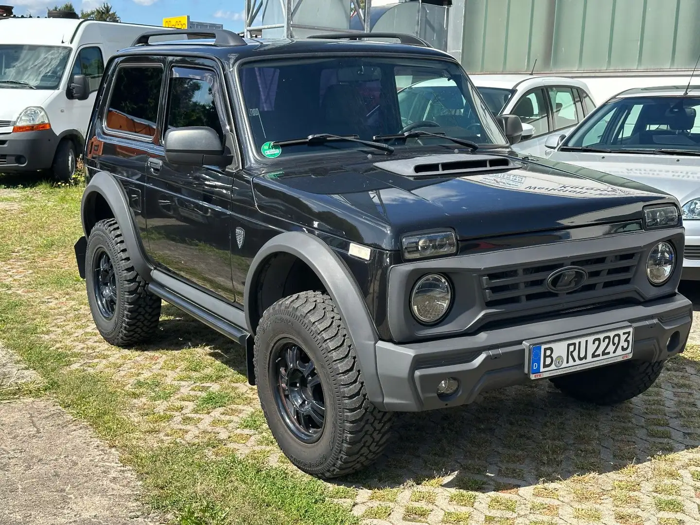 Lada Niva Bronto 4x4 KLIMA + SITZHEIZUNG + EL-FENSTER Schwarz - 1