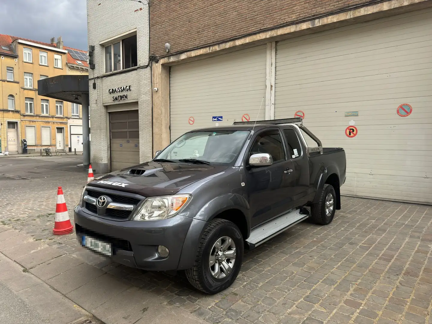 Toyota Hilux 2.5 D-4D 4WD SR AIRCO CLIMATISÉ JANTE ALUMINIUM Gris - 1