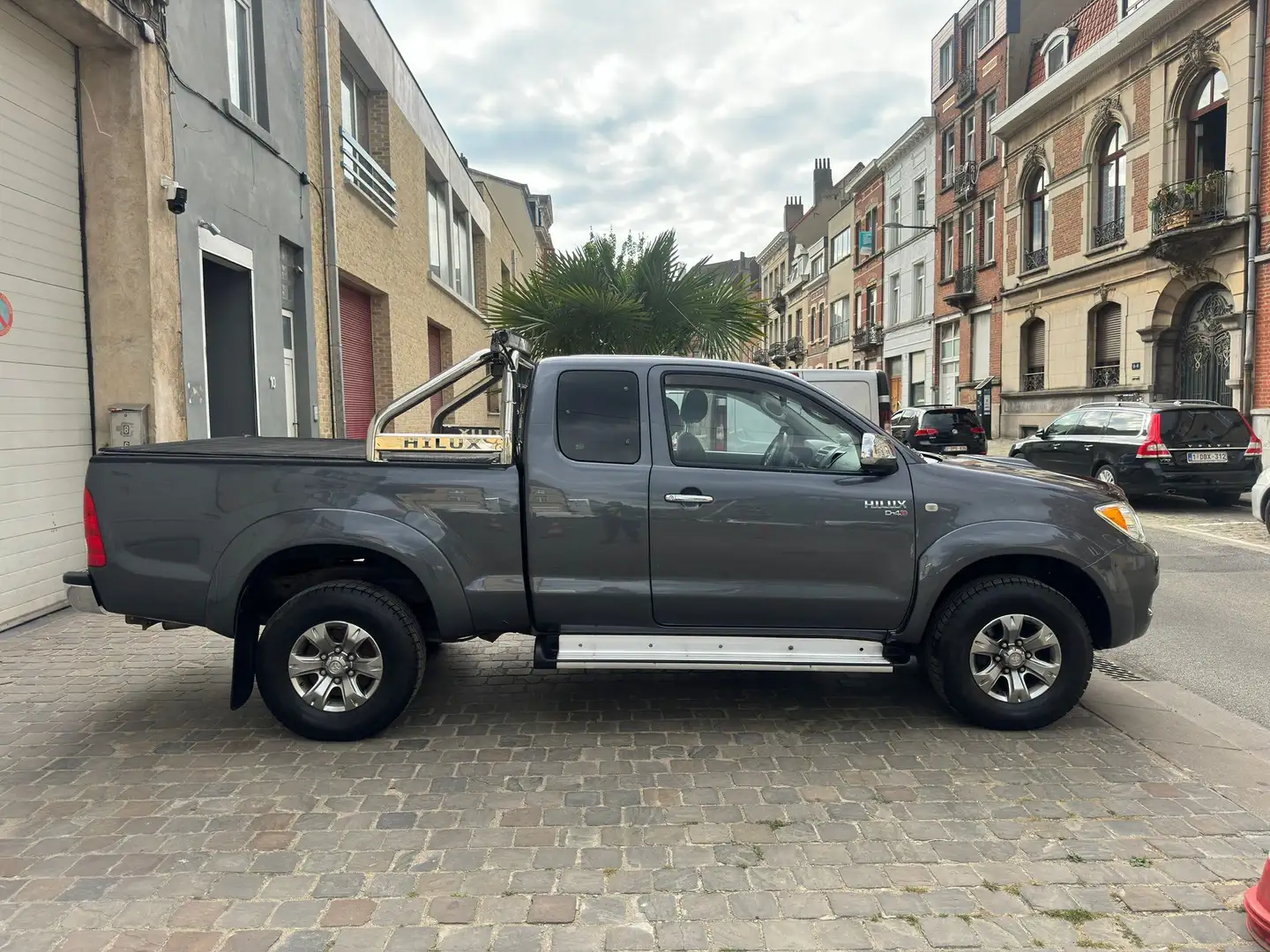 Toyota Hilux 2.5 D-4D 4WD SR AIRCO CLIMATISÉ JANTE ALUMINIUM Gris - 2