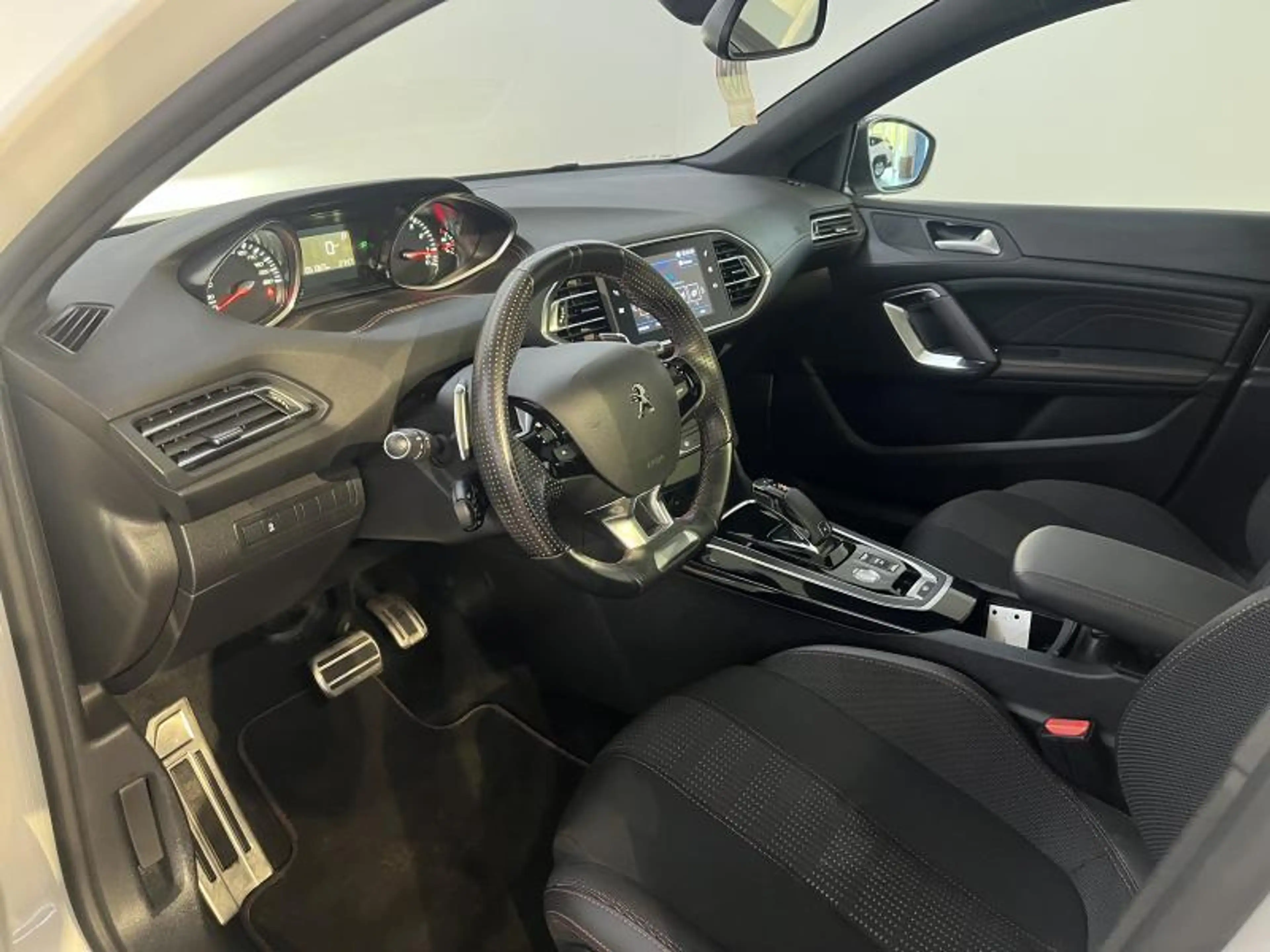 Peugeot 308 II GT Line — photo 9