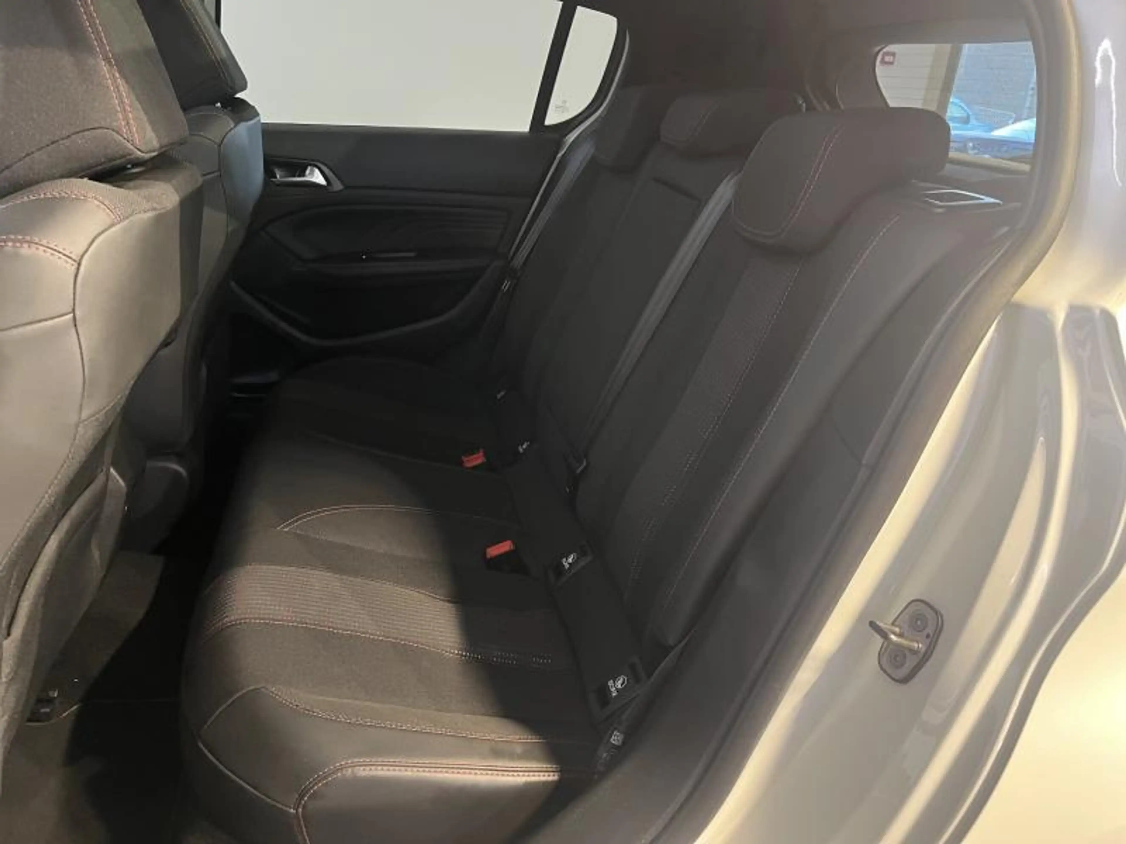 Peugeot 308 II GT Line — photo 11