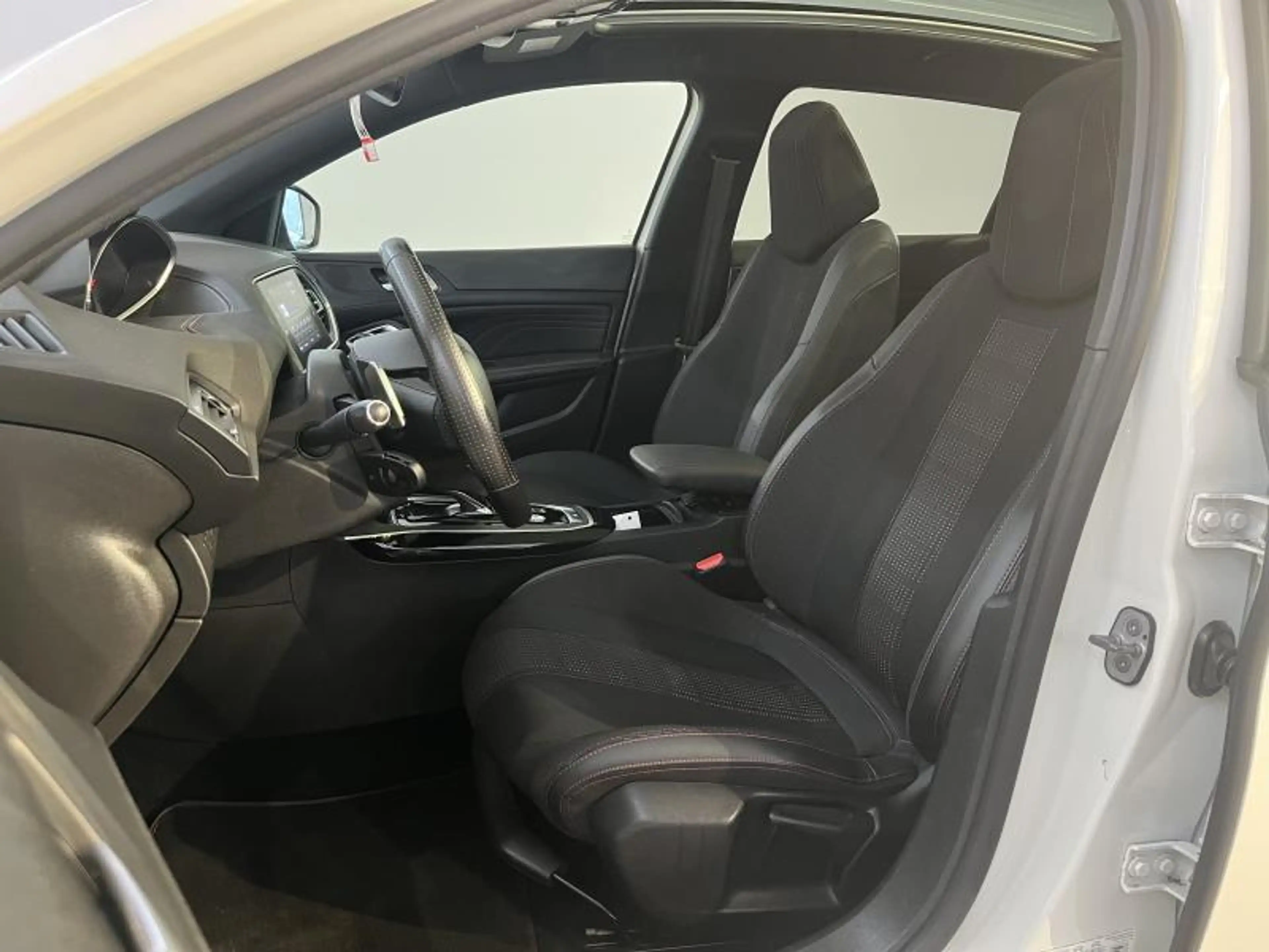 Peugeot 308 II GT Line — photo 10