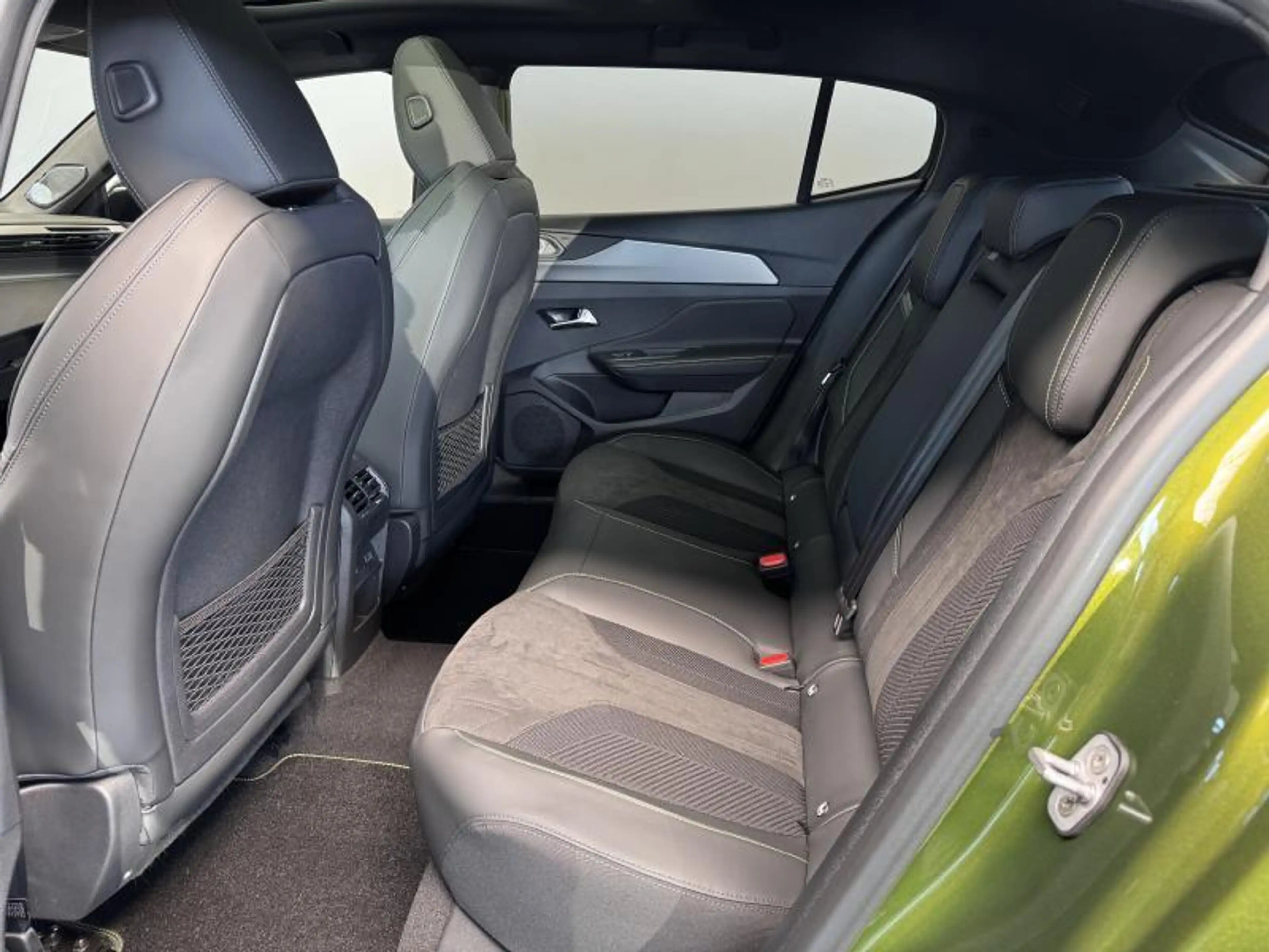 Peugeot 408 GT EXCLUSIVE Hybrid 145 — photo 13