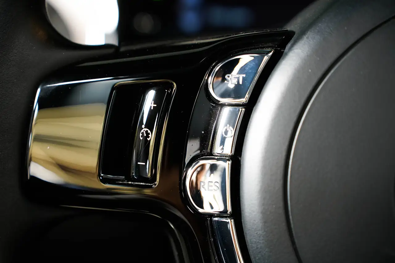 Rolls-Royce Dawn снимка Rolls-Royce Dawn