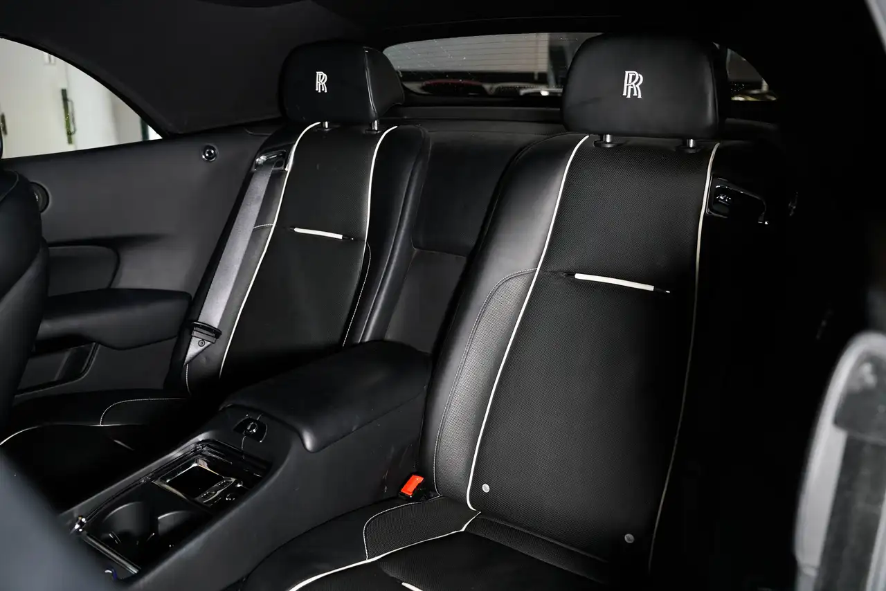 Rolls-Royce Dawn снимка Rolls-Royce Dawn