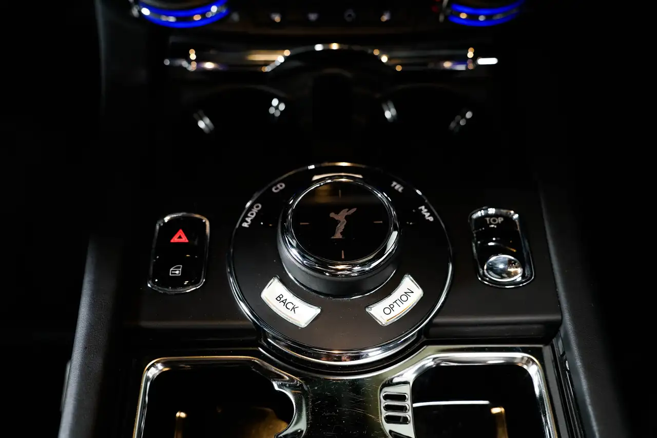Rolls-Royce Dawn снимка Rolls-Royce Dawn