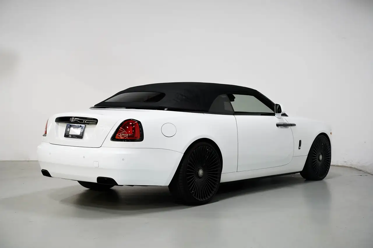 Rolls-Royce Dawn снимка Rolls-Royce Dawn