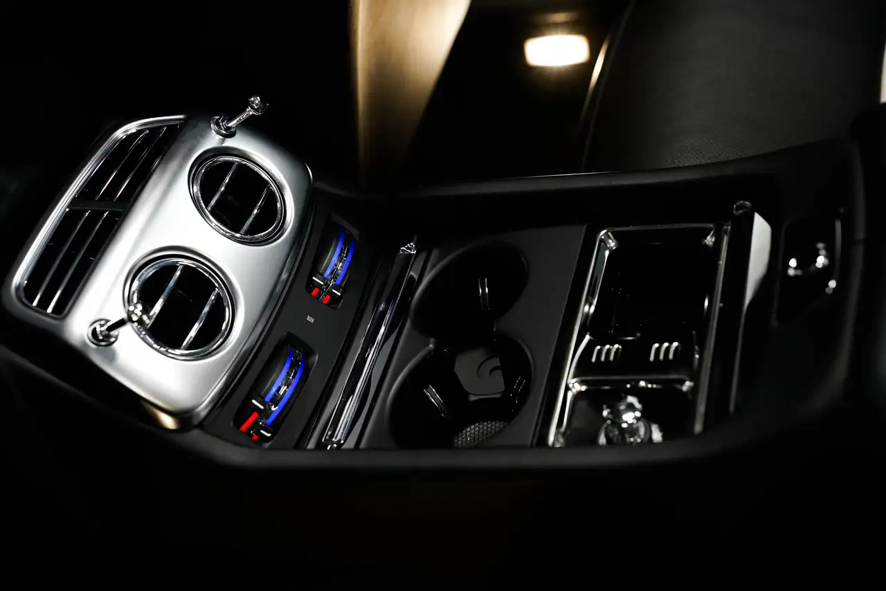 Rolls-Royce Dawn снимка Rolls-Royce Dawn