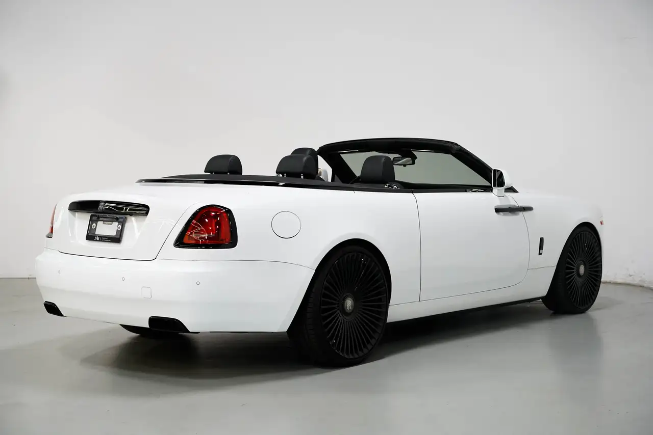 Rolls-Royce Dawn снимка Rolls-Royce Dawn