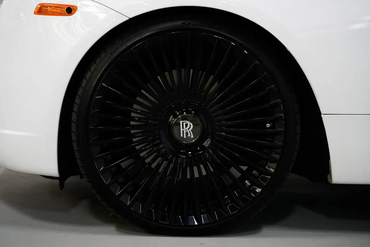 Rolls-Royce Dawn снимка Rolls-Royce Dawn
