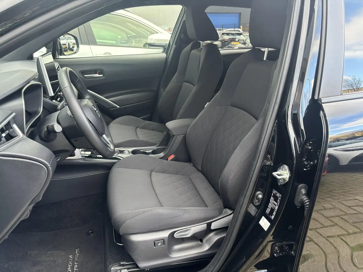 Toyota Corolla Cross Hybrid 200 Style | Stoel + Stuurverwarming | LED | Zwart - 2