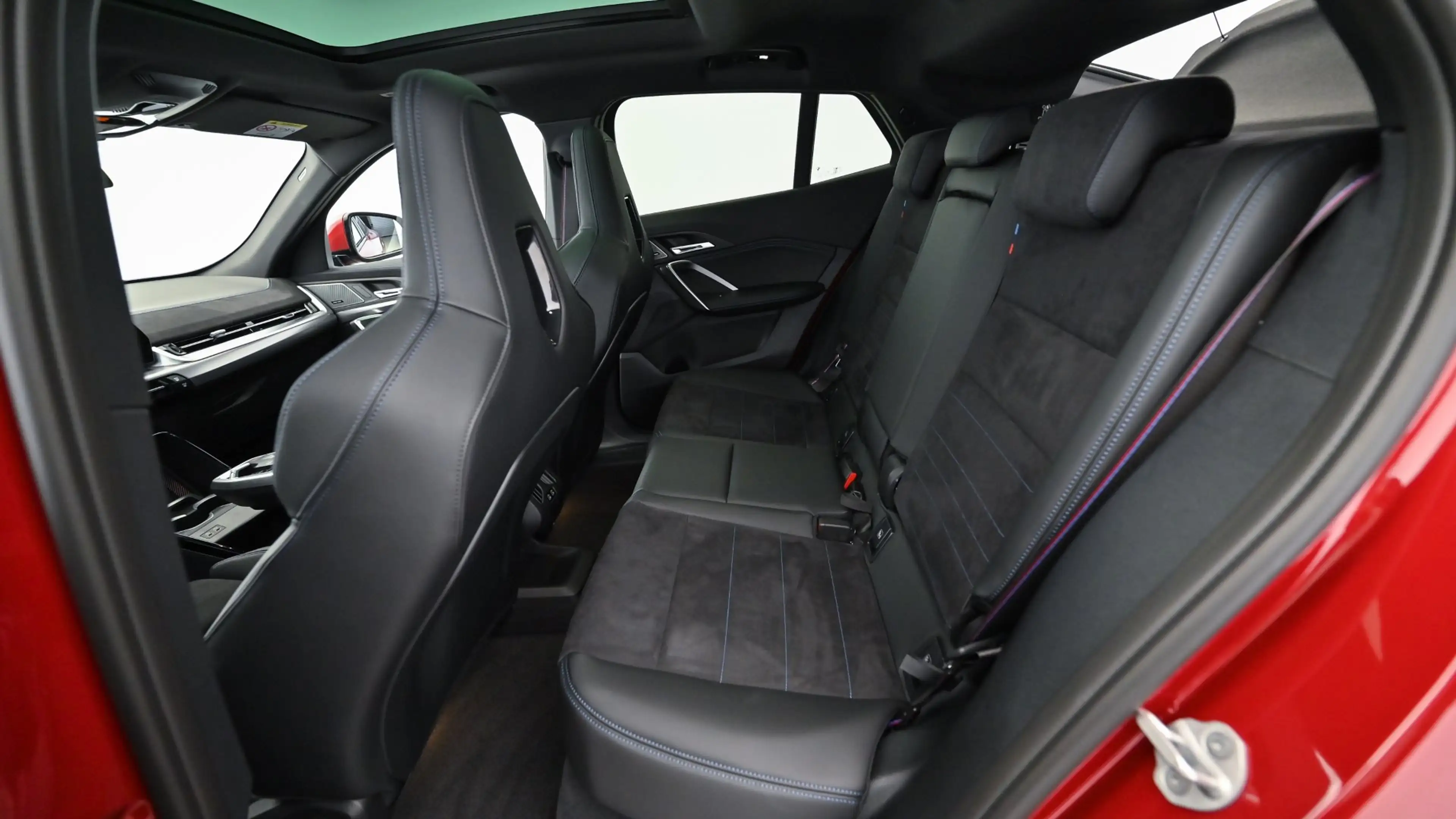 BMW iX2 xDrive30 *M-Paket Pro/AHK/Pano/Innovationspaket/H&K Sound/Head-Up/360°/DA-Prof./Adapt. LED* — photo 13