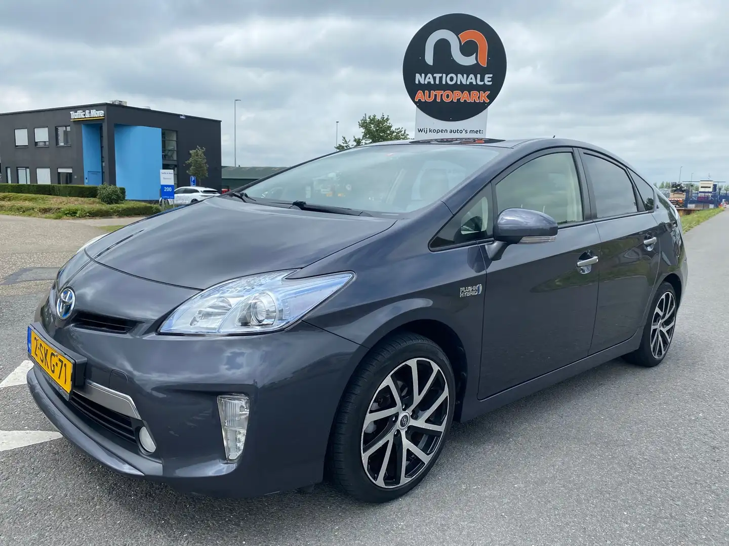 Toyota Prius 1.8 Plug-in Aspiration * LMV * AUTOMAAT * MULTIMED Grijs - 1