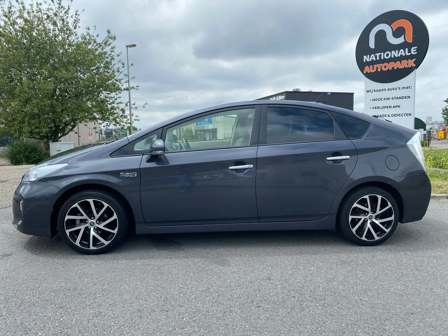 Toyota Prius 1.8 Plug-in Aspiration * LMV * AUTOMAAT * MULTIMED Grijs - 2