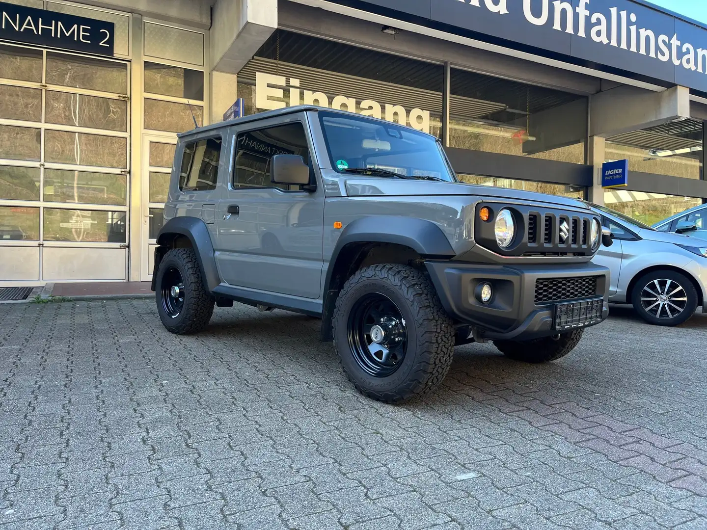 Suzuki Jimny Comfort AllGrip super Zustand und Super OPTIK!!AHK Grau - 2
