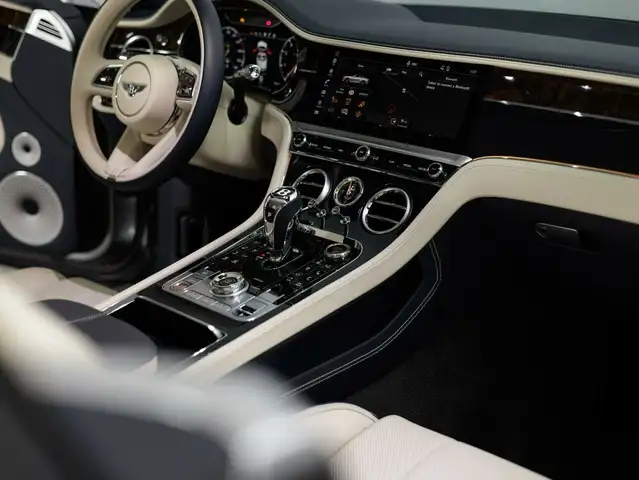 Bentley Continental GTC Azure V8 Ansicht 28