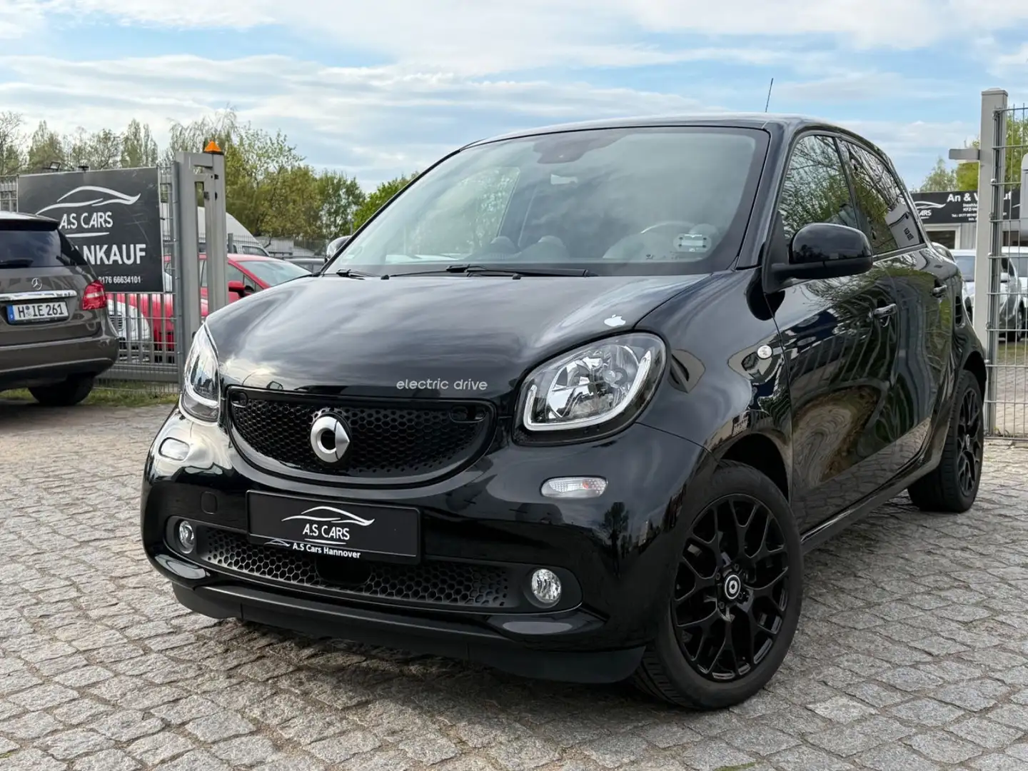 smart forFour electric drive / EQ*Prime*Leder*Navi* crna - 1