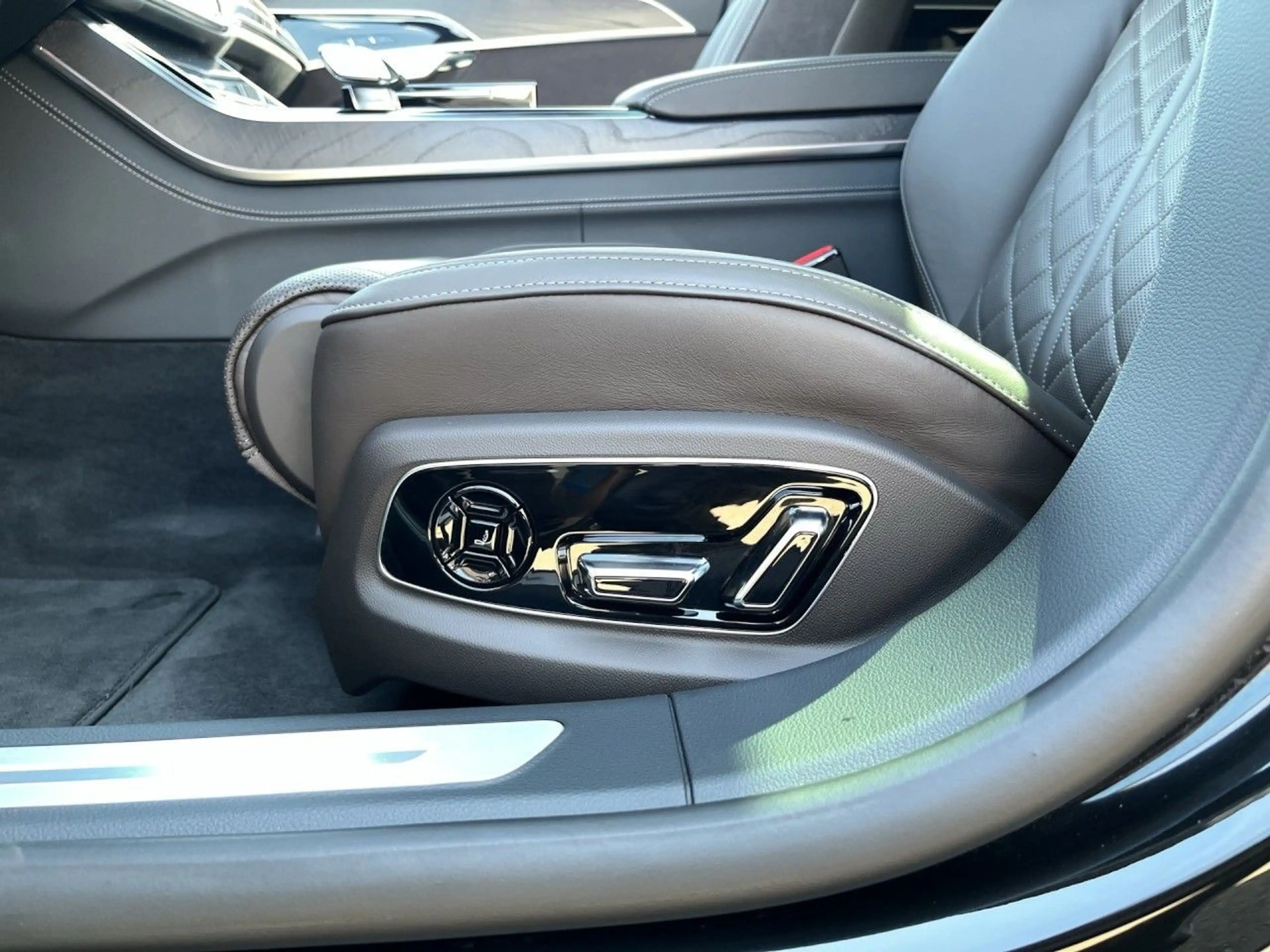 Audi A8 lang 60 TFSI e quattro tiptronic Pano Matrix — photo 12