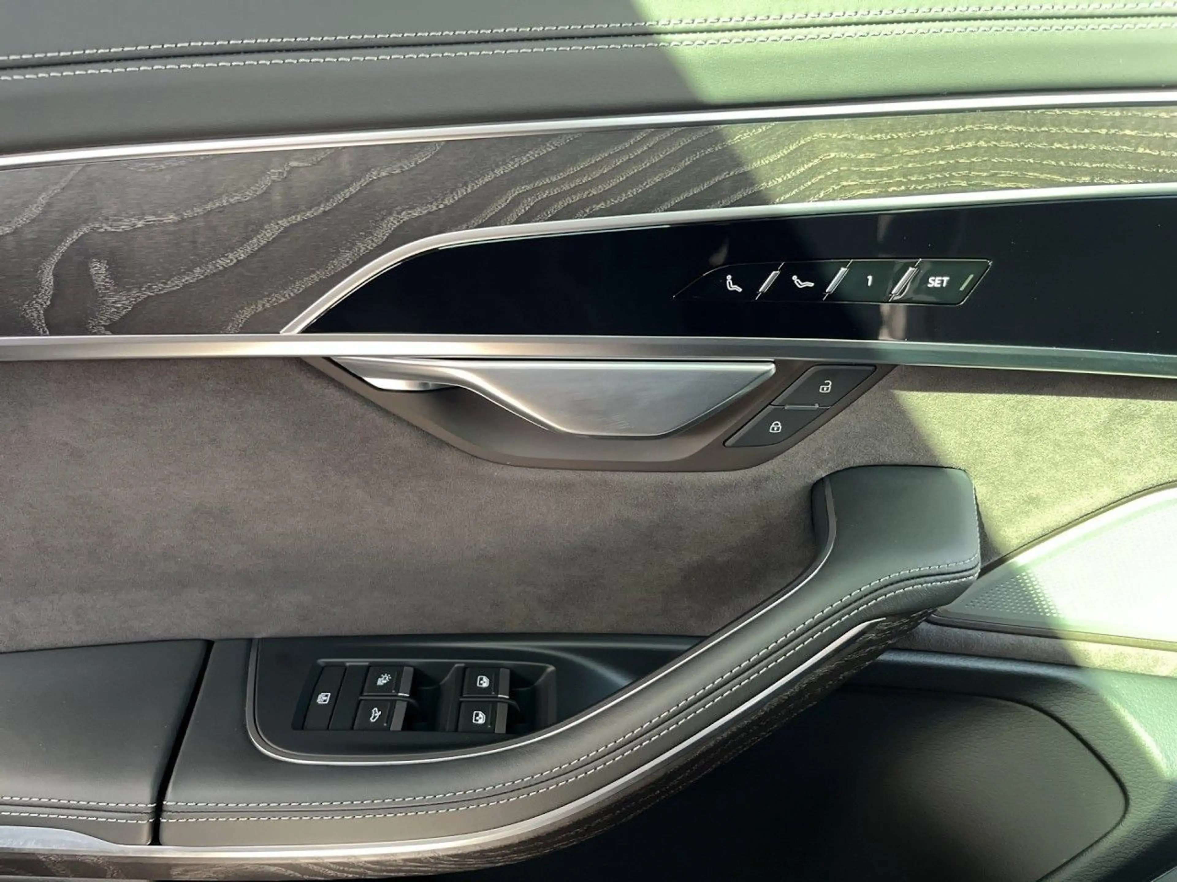 Audi A8 lang 60 TFSI e quattro tiptronic Pano Matrix — photo 10