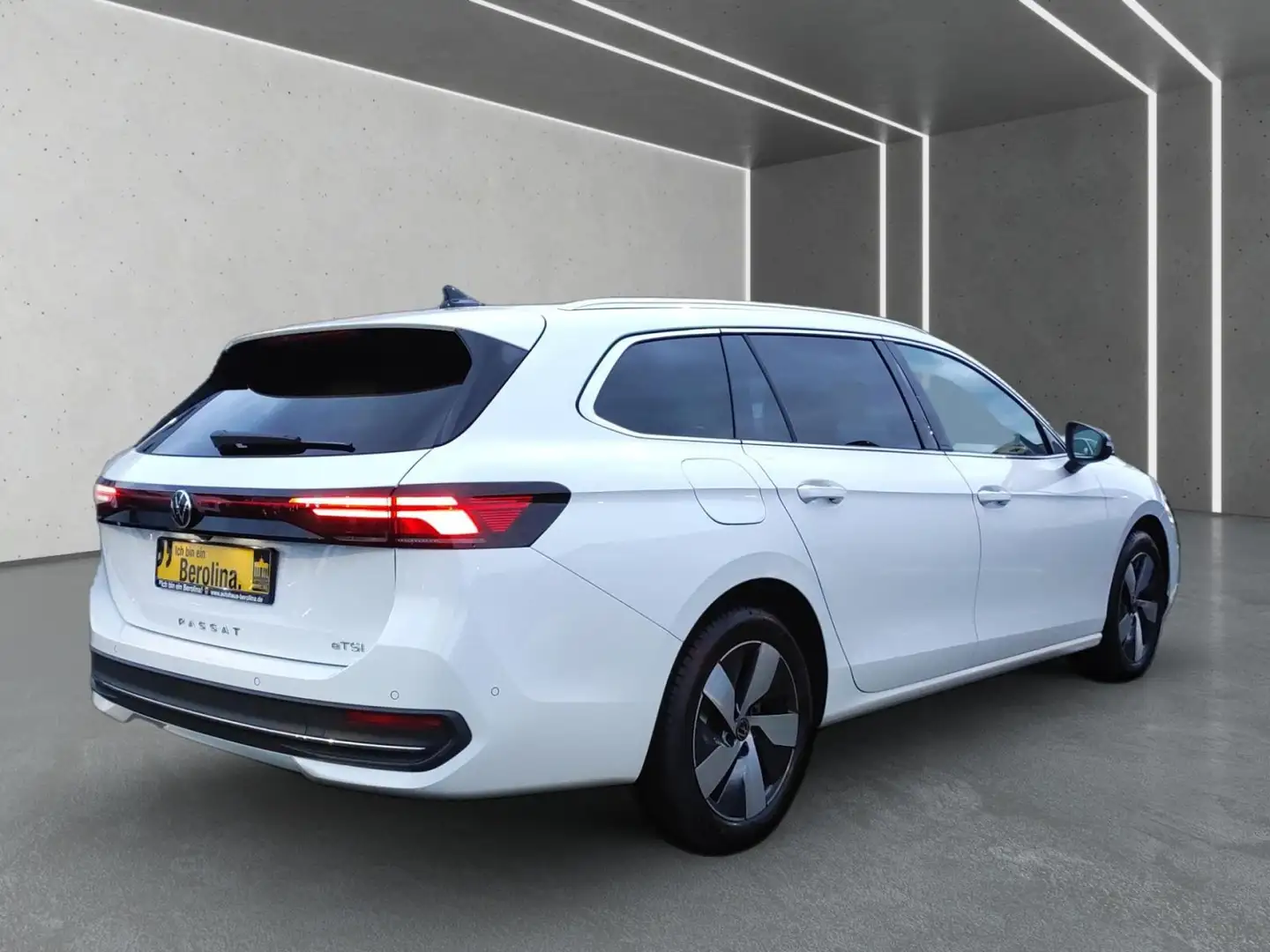 Volkswagen Passat Variant 1.5 eTSI Business DSG *IQ.DRIVE* Wit - 2