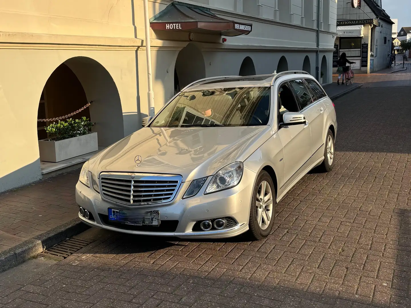 Mercedes-Benz E 220 E 220 T CDI DPF BlueEFFICIENCY Automatik Elegance Silber - 1