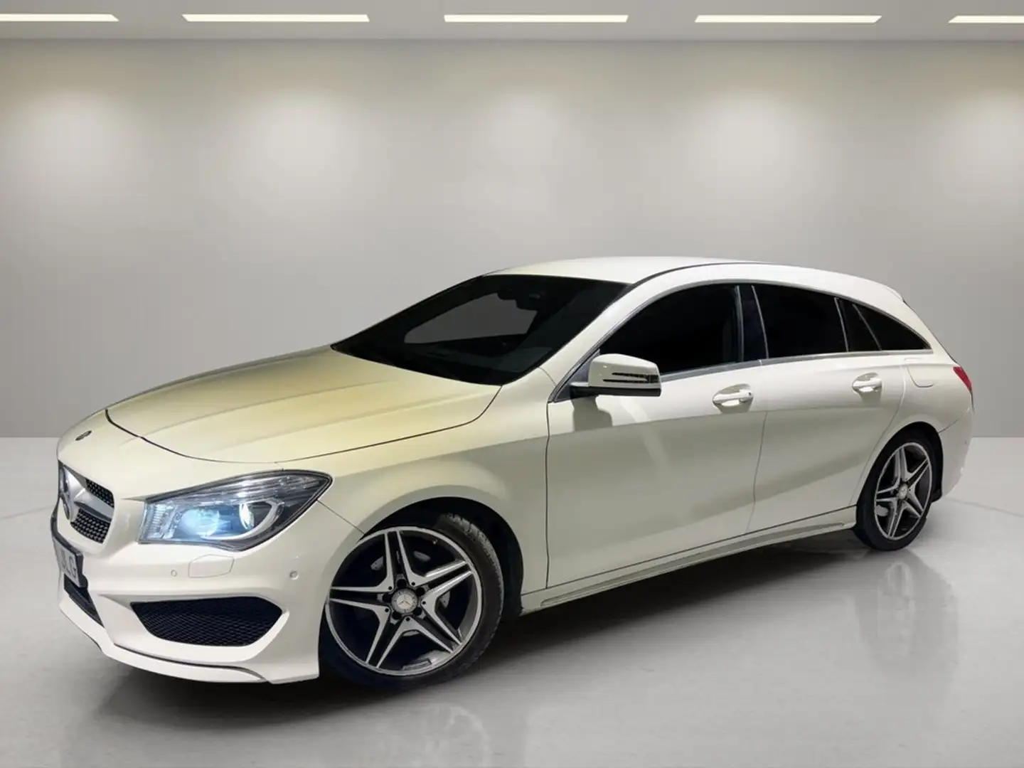 Mercedes-Benz CLA 200 d AMG Line Shooting Brake Weiß - 2