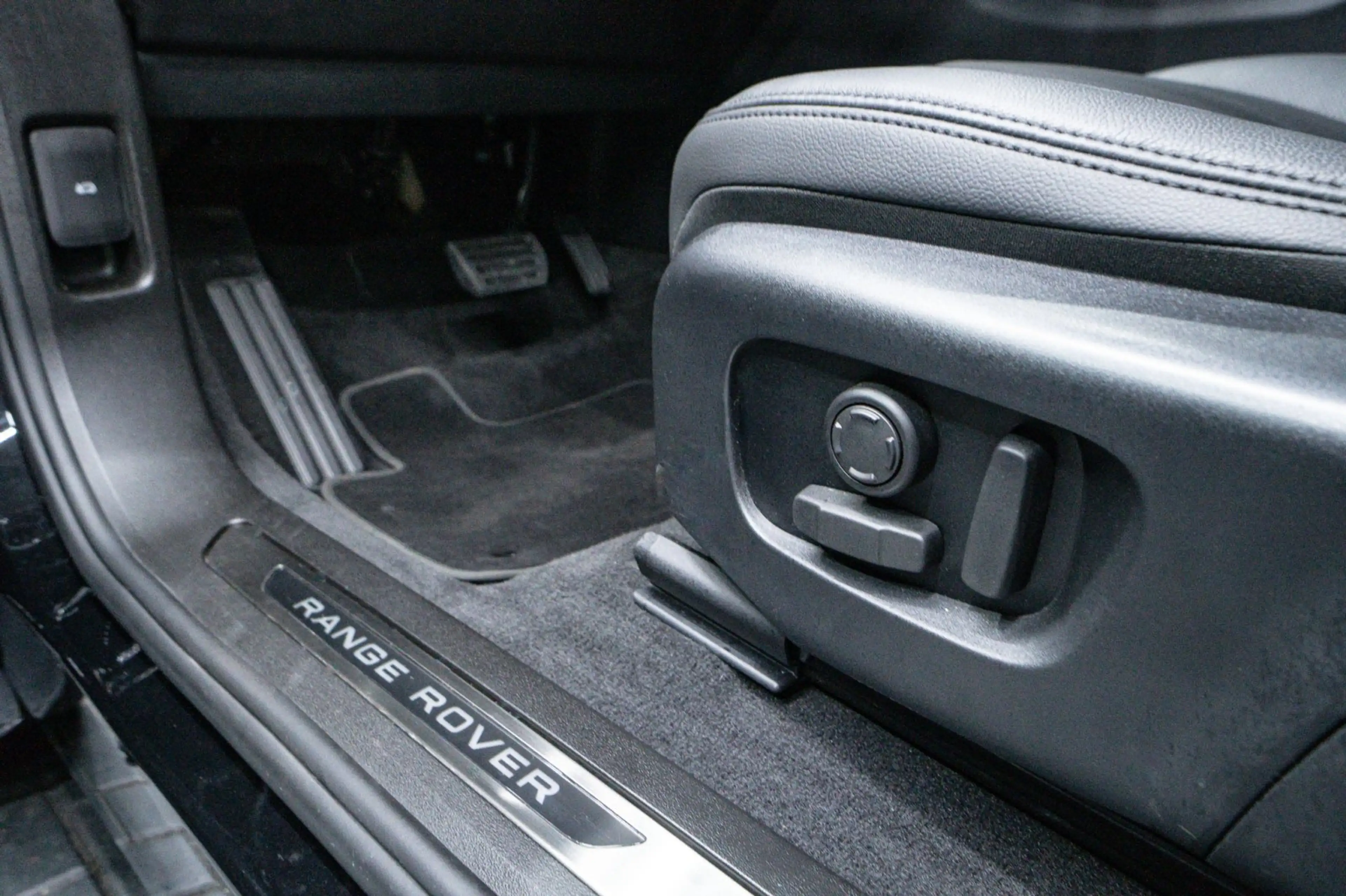 Land Rover Range Rover Evoque D165 Mild-Hybrid S 2.0 — photo 10