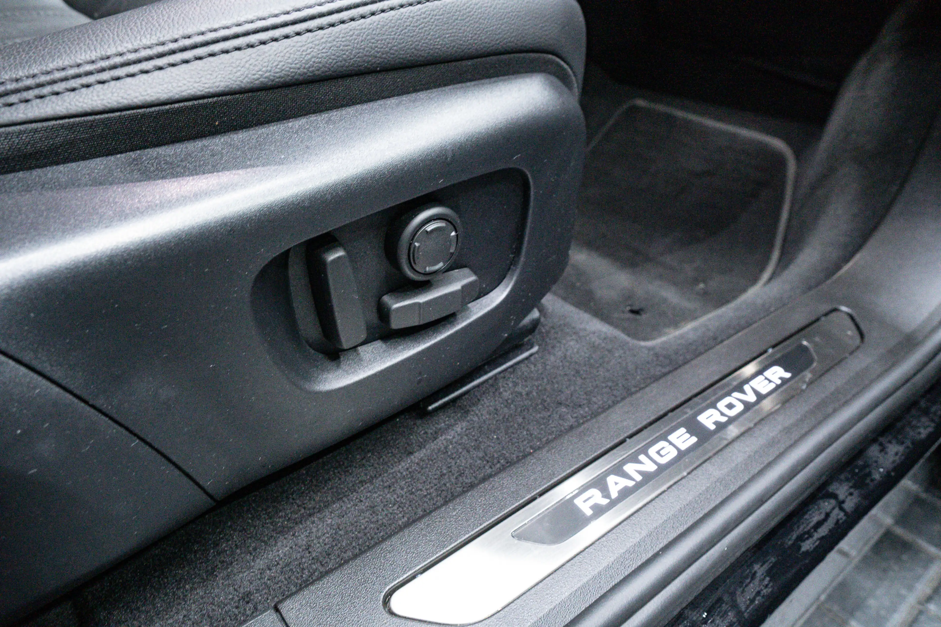 Land Rover Range Rover Evoque D165 Mild-Hybrid S 2.0 — photo 30