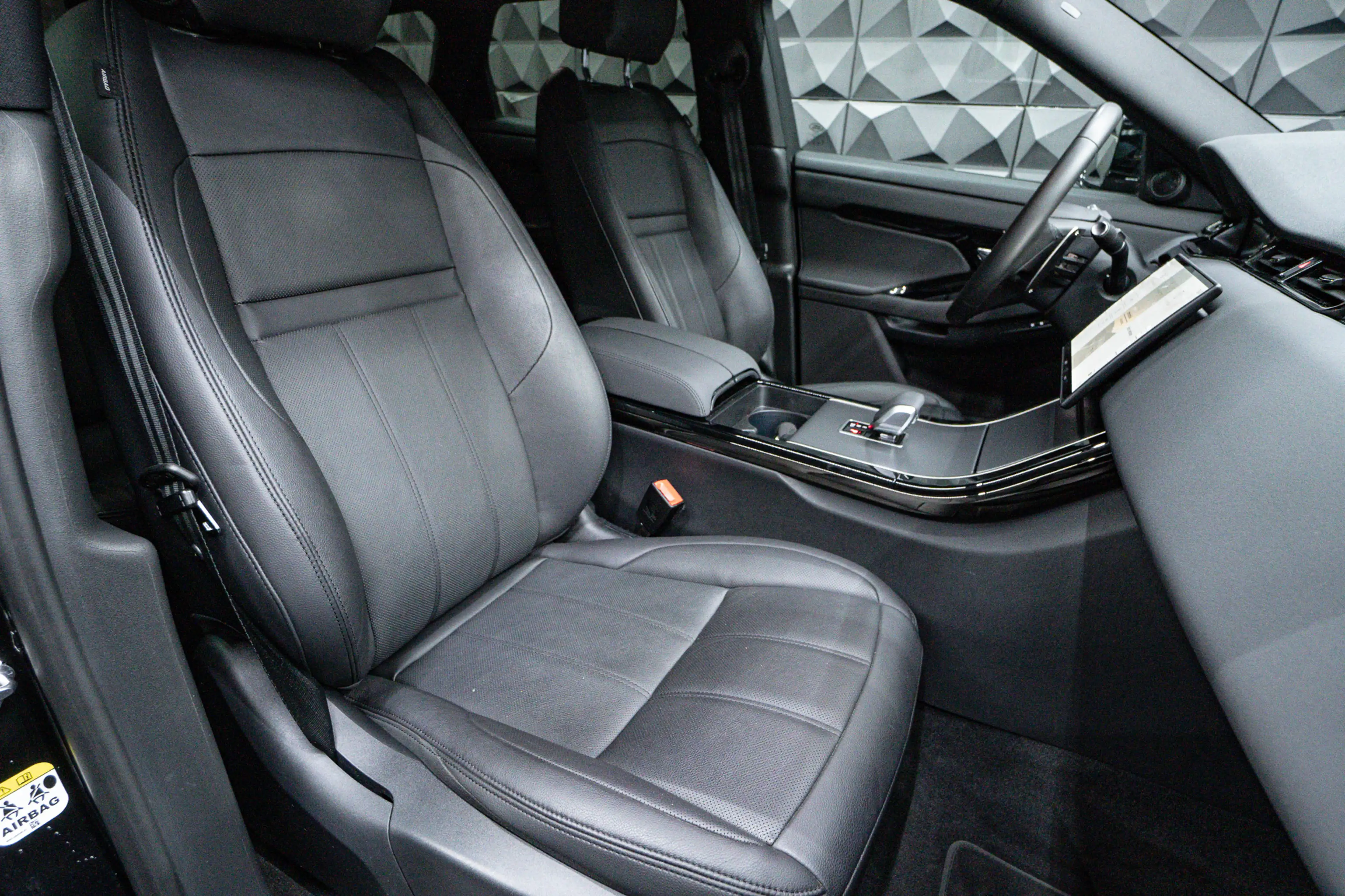 Land Rover Range Rover Evoque D165 Mild-Hybrid S 2.0 — photo 28