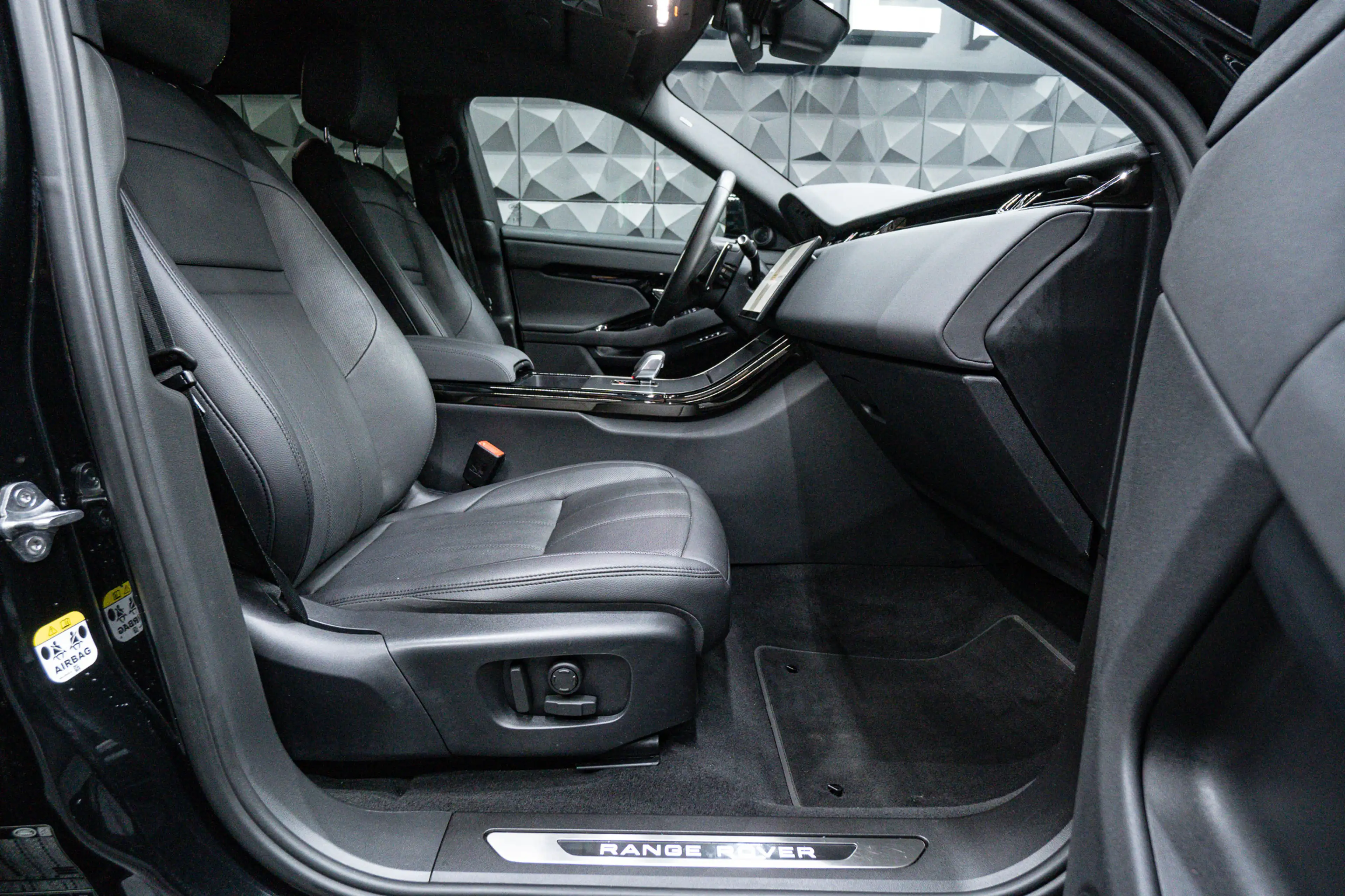 Land Rover Range Rover Evoque D165 Mild-Hybrid S 2.0 — photo 29