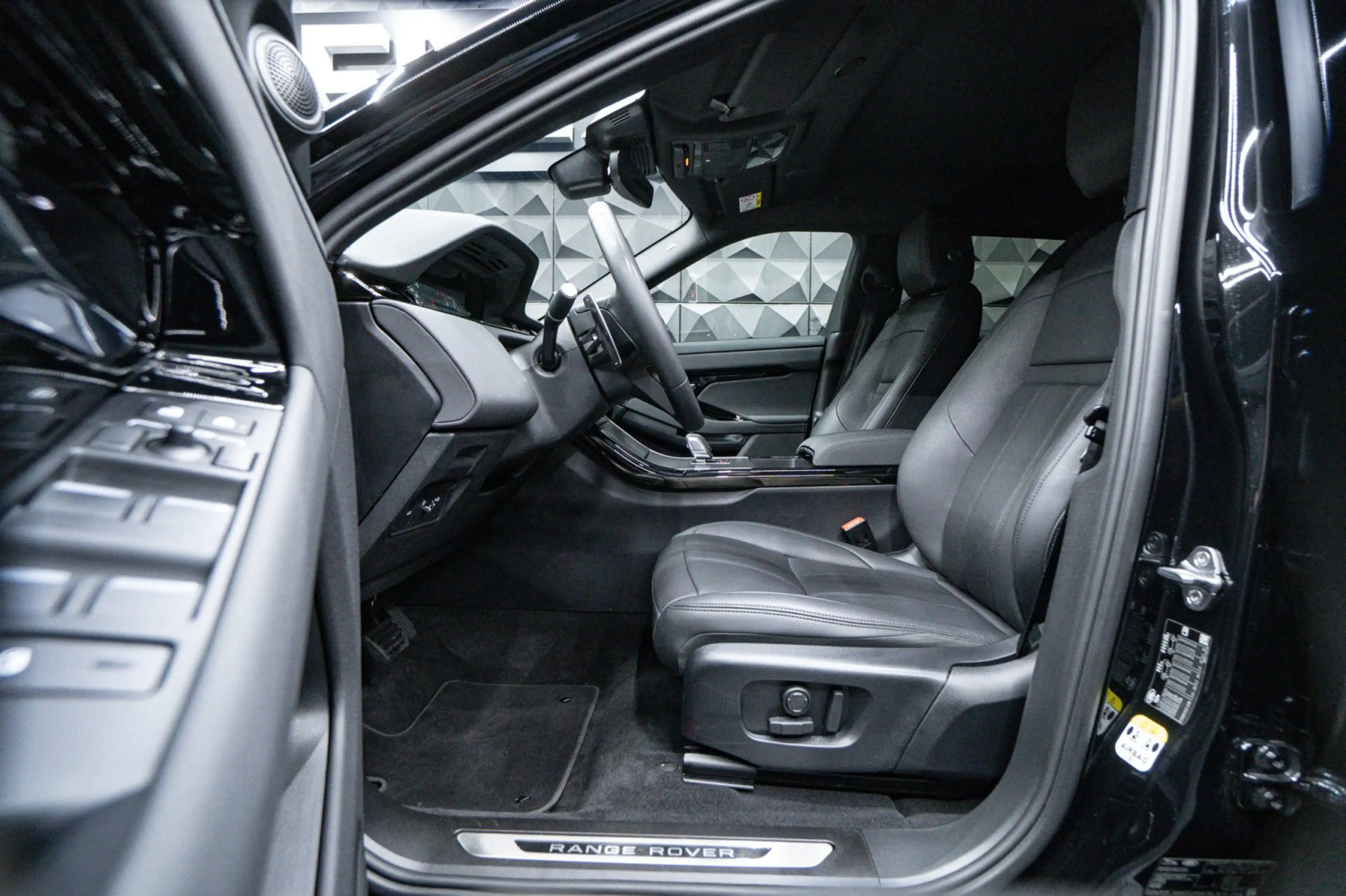 Land Rover Range Rover Evoque D165 Mild-Hybrid S 2.0 — photo 13
