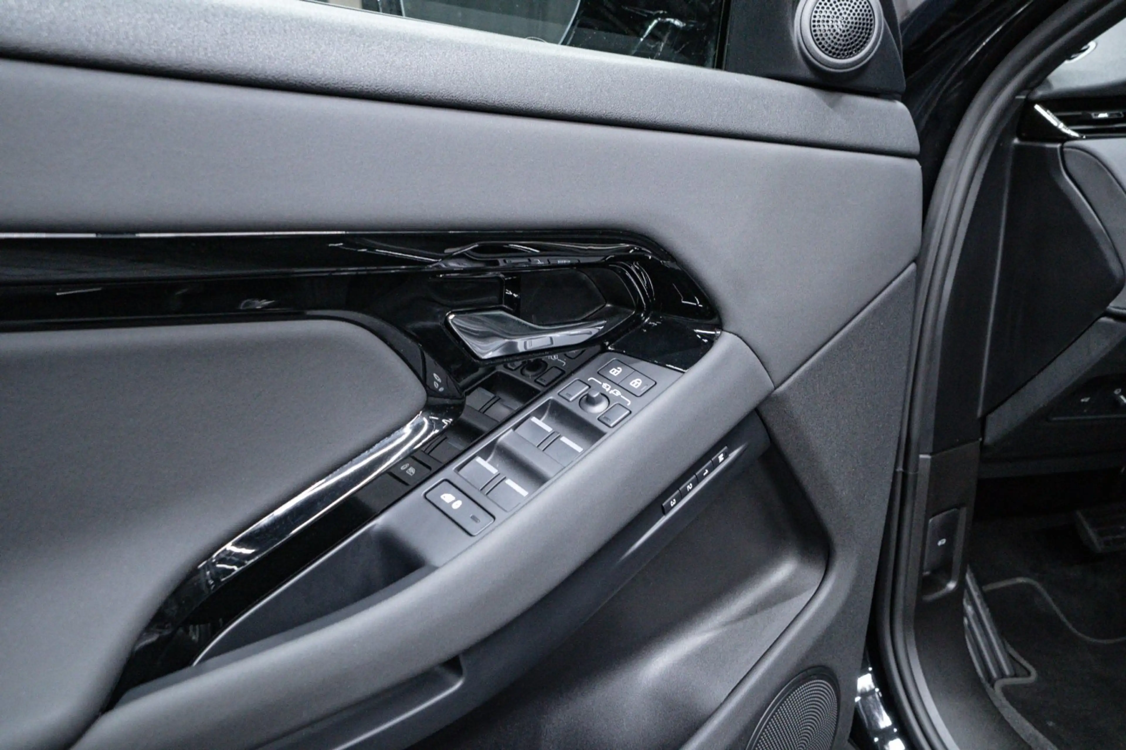 Land Rover Range Rover Evoque D165 Mild-Hybrid S 2.0 — photo 9