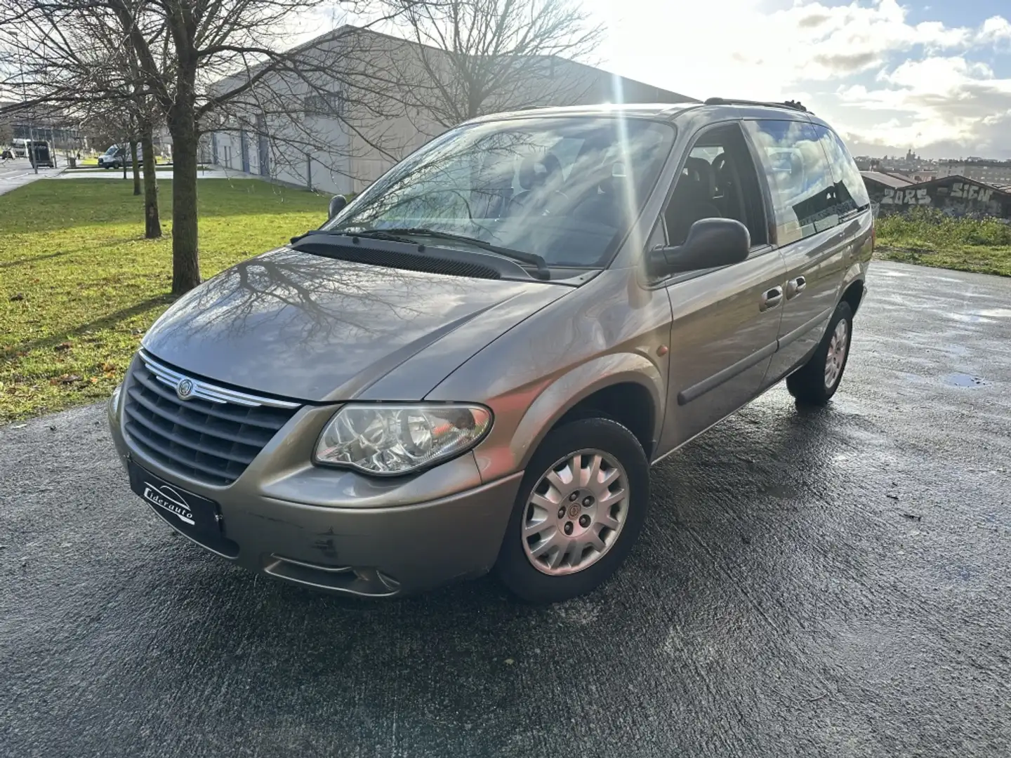 Chrysler Voyager 2.8CRD Edition Aut. Gris - 2