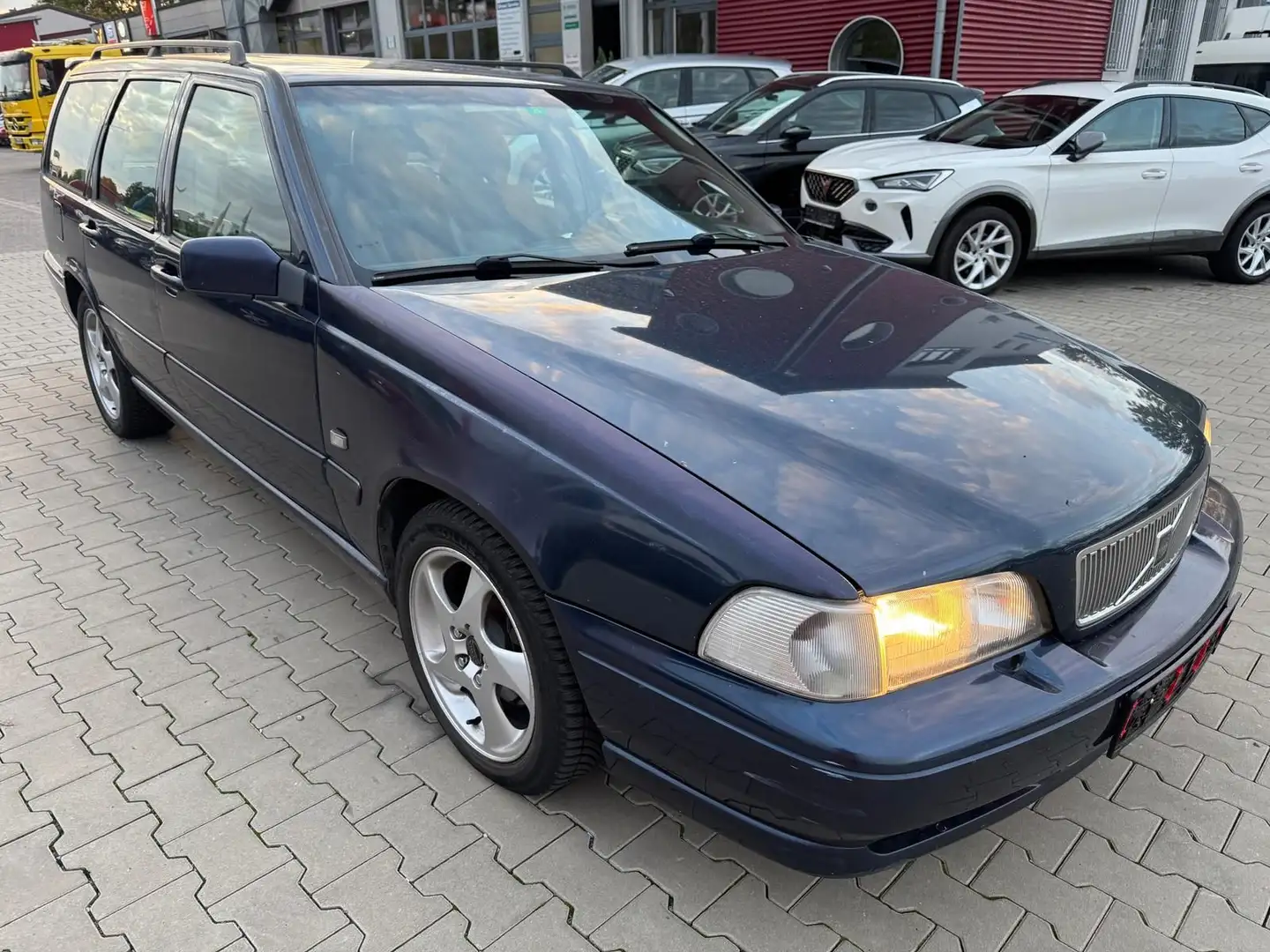 Volvo V70 2.4 *UNFALL*HÄNDLER*EXPORT* Blau - 1