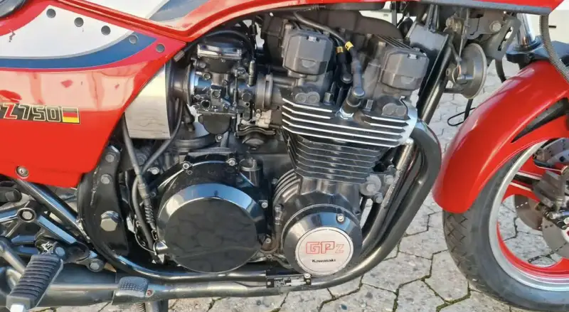 Kawasaki GPZ 750 - foto 7