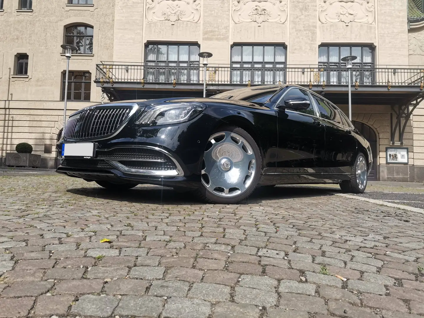Mercedes-Benz S 560 S 560 4Matic 9G-TRONIC -- MAYBACH Schwarz - 1