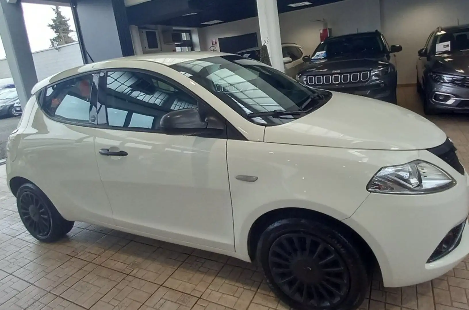 Lancia Ypsilon 1.0 FireFly 5 porte S&S Hybrid Ecochic Silver bijela - 2