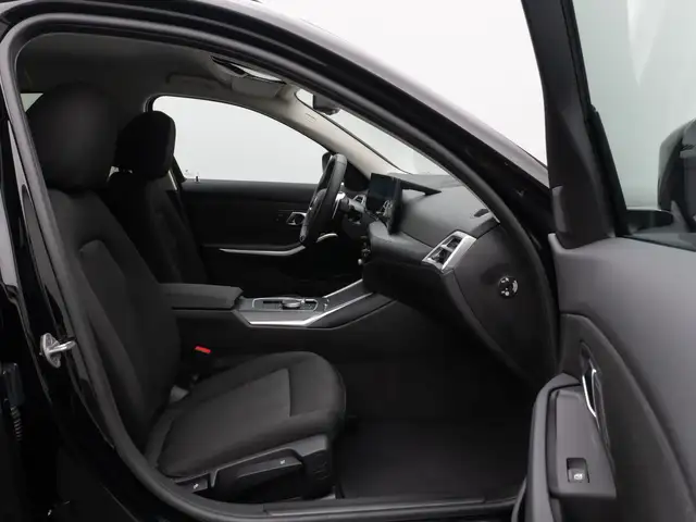 BMW 3 Series view 24