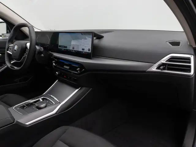 BMW 3 Series view 23