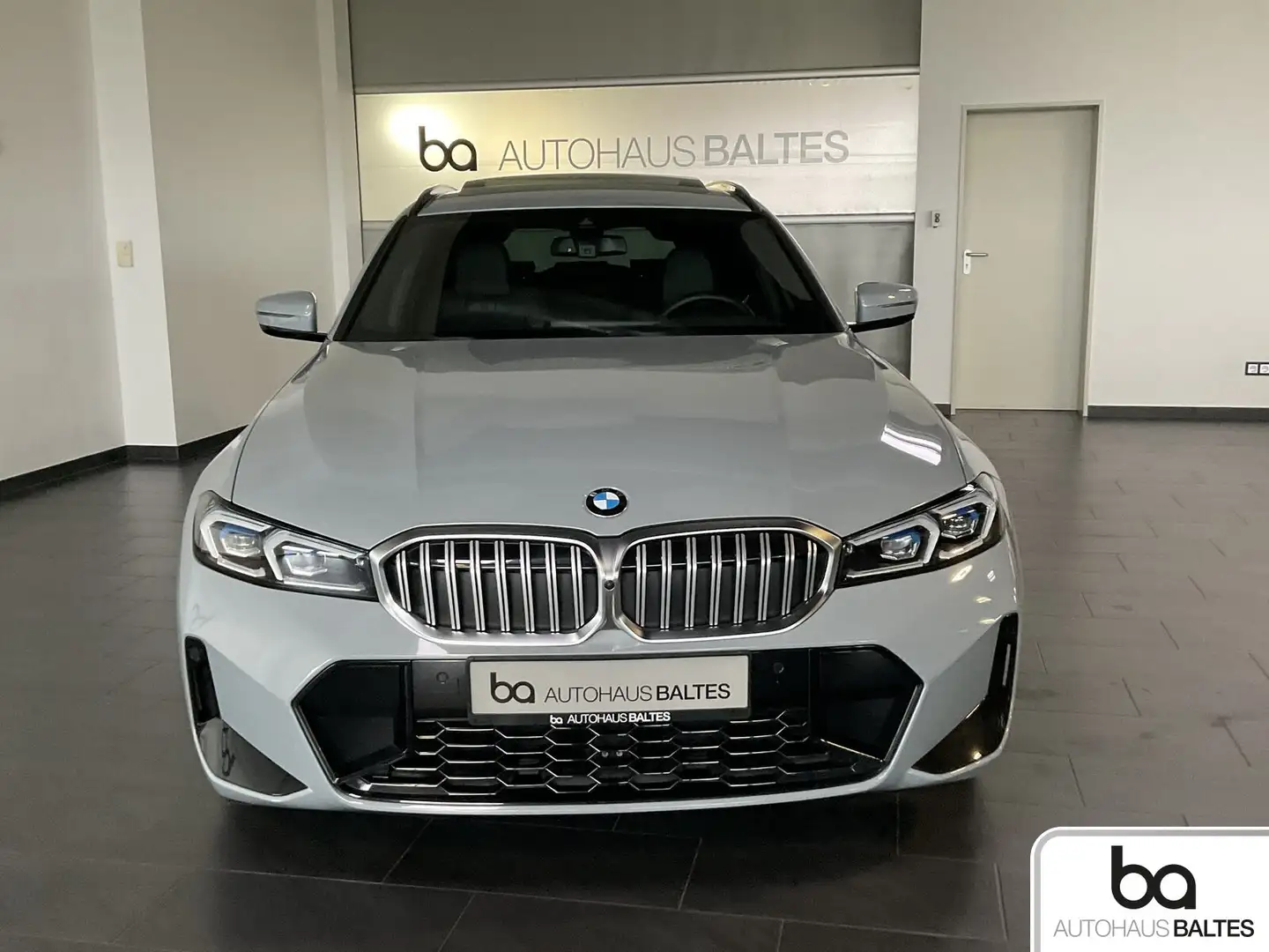 BMW 320 320d Touring xDrive M Sport Inno/Pano/Comfort/AHK Grau - 2