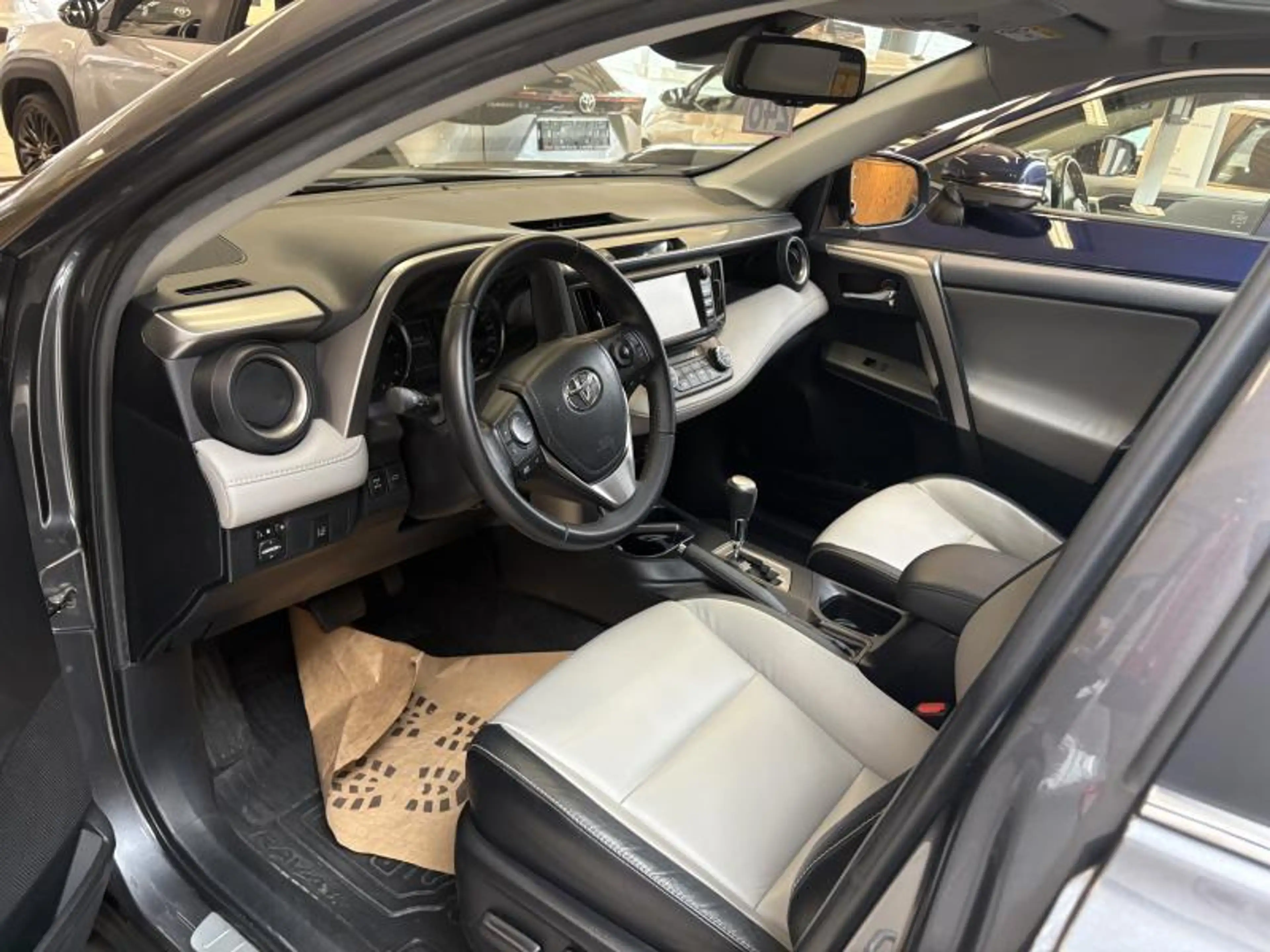 Toyota RAV 4 LOUNGE — photo 13
