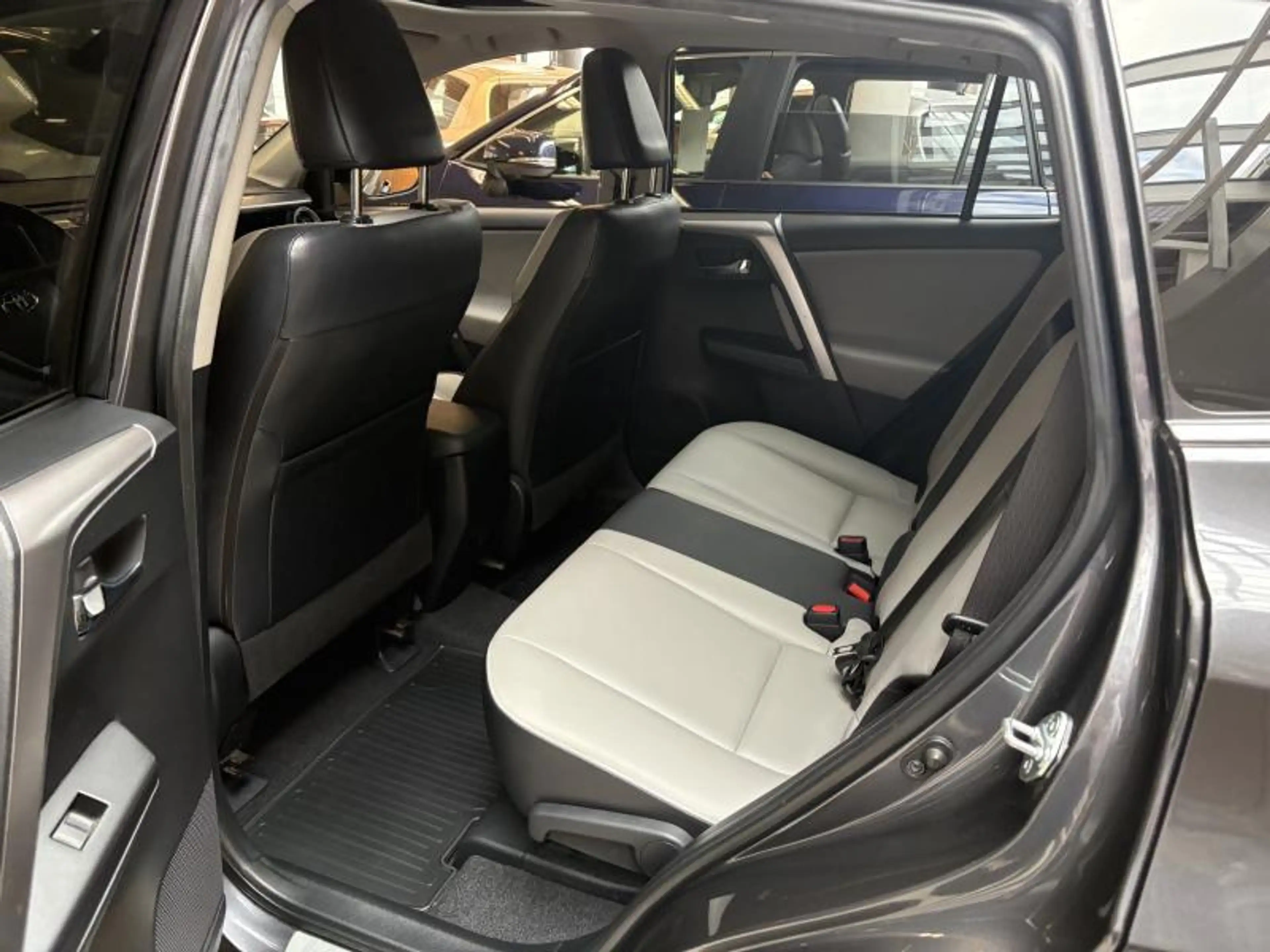 Toyota RAV 4 LOUNGE — photo 12