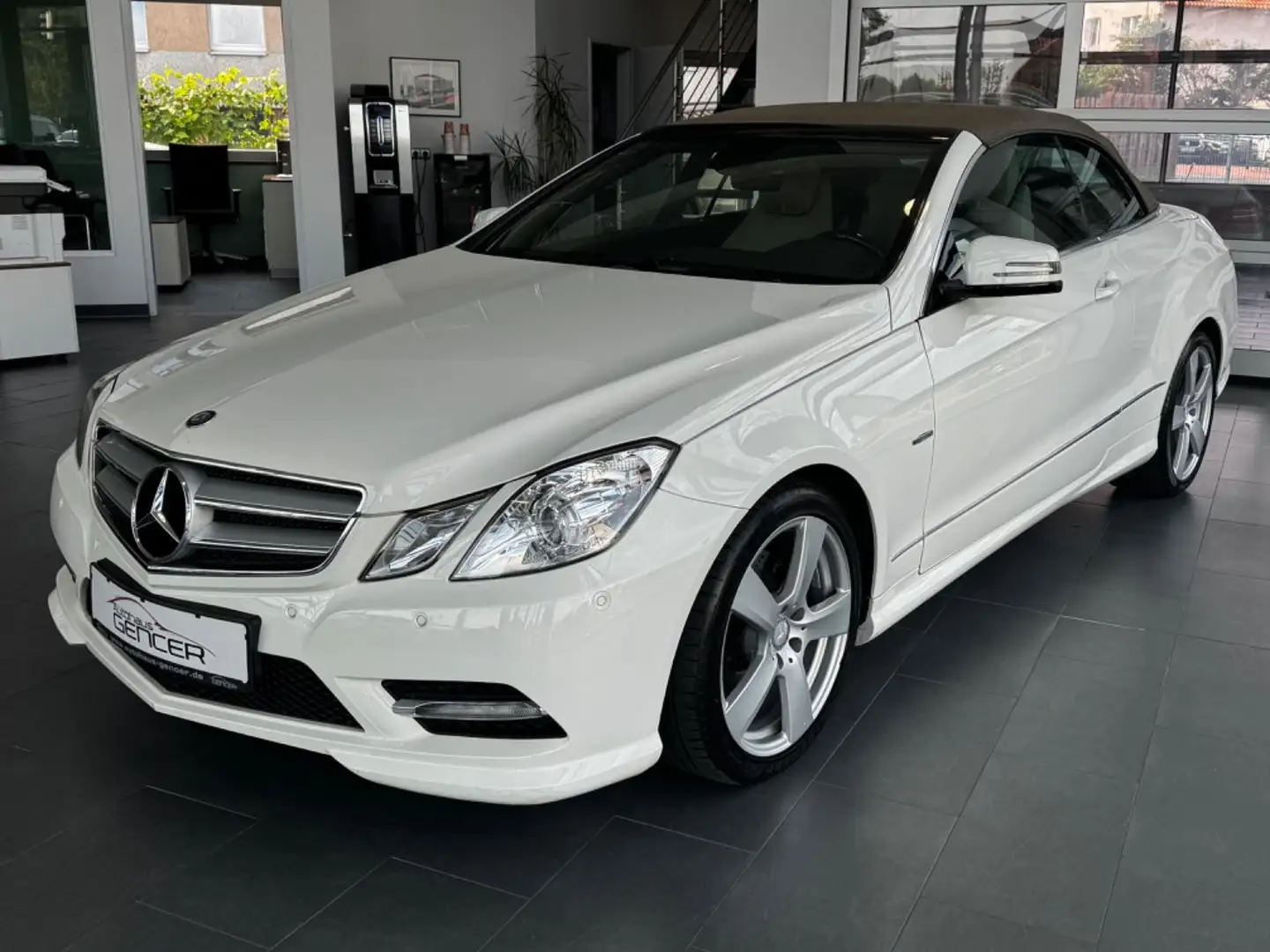 Mercedes-Benz E 250 CGI"AMG/LED/Airscarf/Navi/Tempo" Bílá - 1