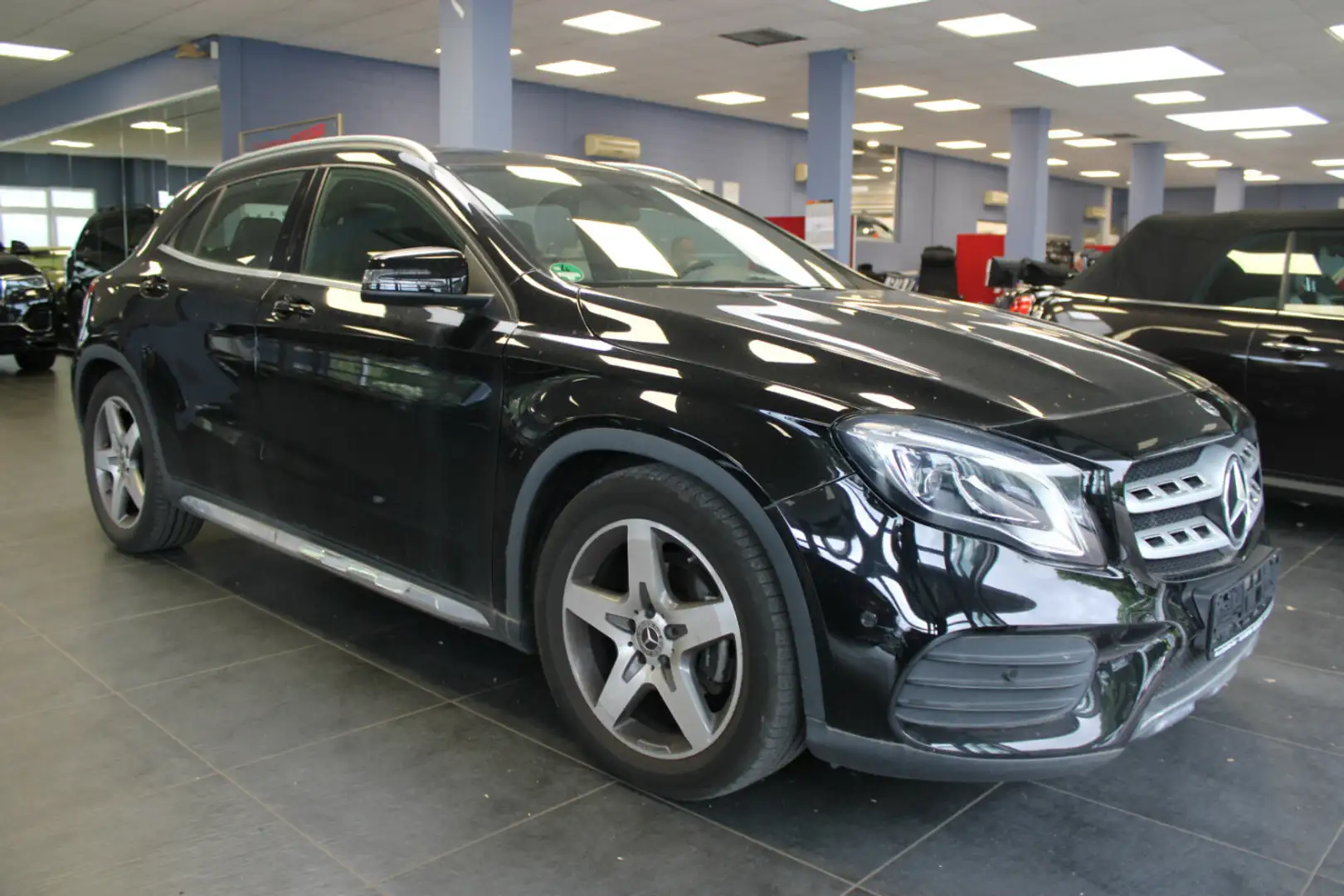 Mercedes-Benz GLA 200 7G-DCT AMG Line - Panorama - Noir - 1