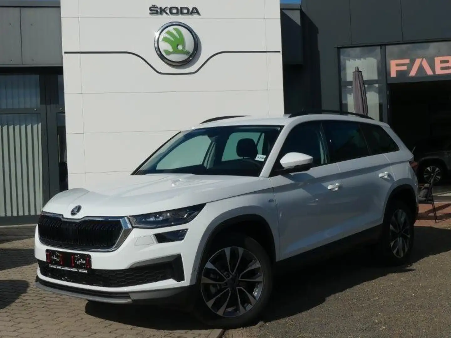 Skoda Kodiaq 2.0 TDI DSG Tour *Matrix-LED*NAV*KAM*PDC Weiß - 1