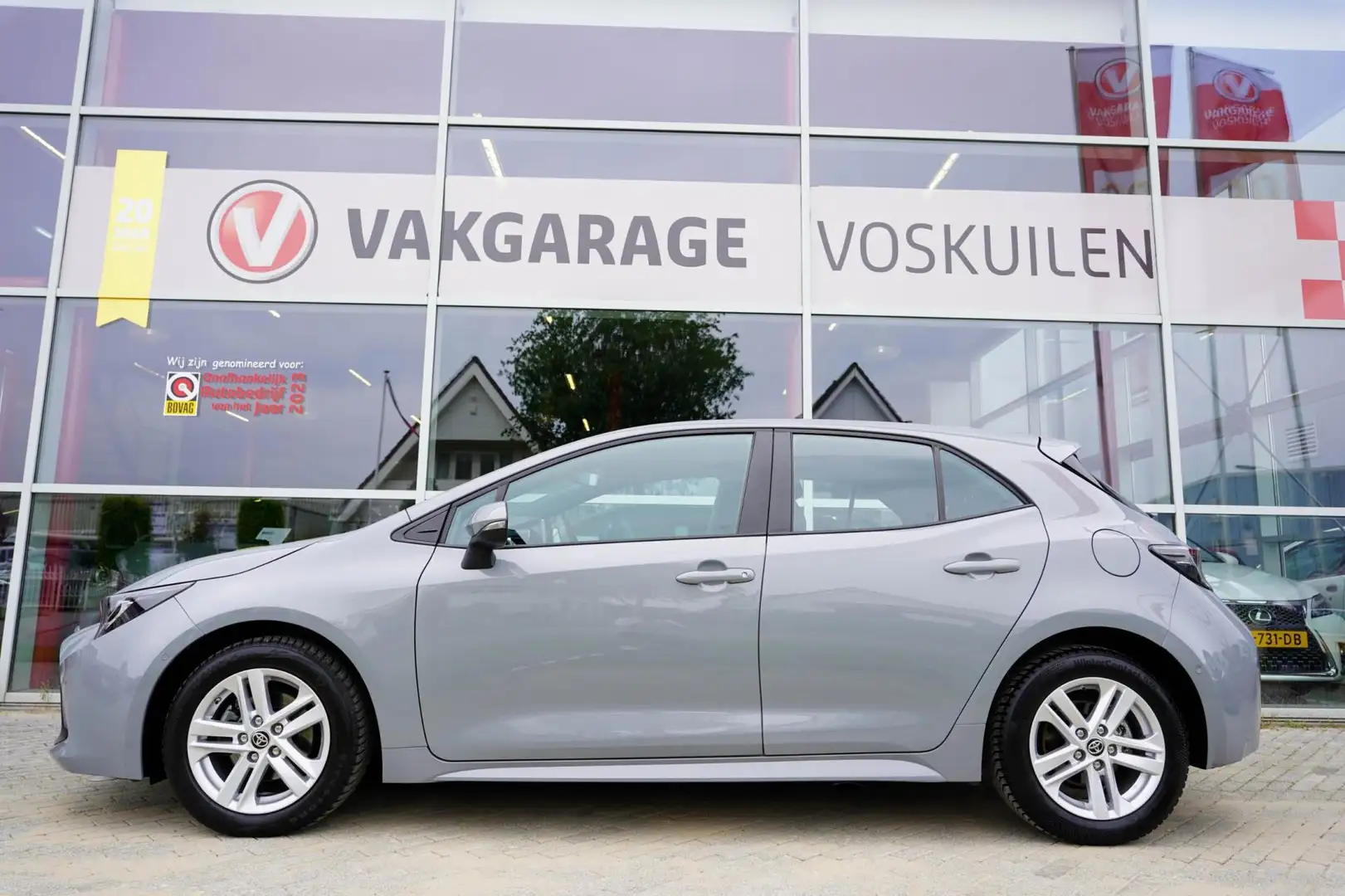 Toyota Corolla Toyota Corolla 2.0 Hybrid Dynamic | Apple Carplay Grijs - 2